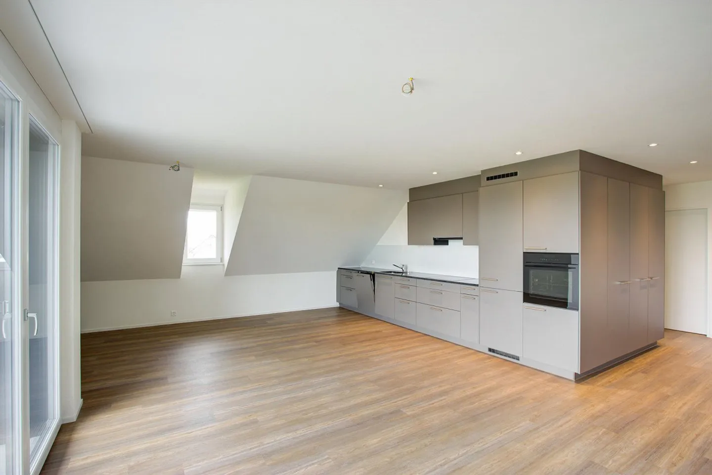 Appartamento mansardato spazioso in una posizione tranquilla - Foto 2 di 12