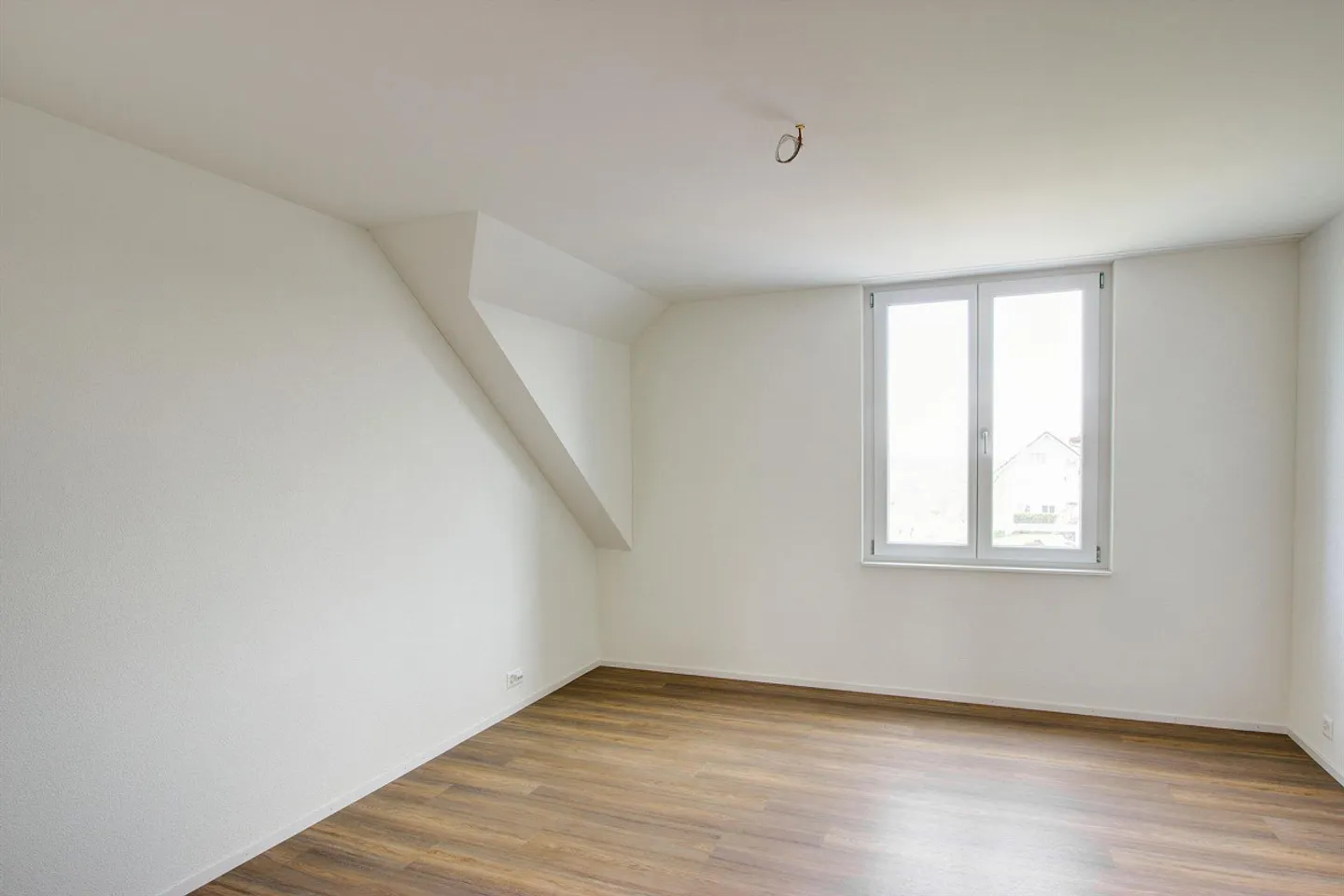 Appartamento mansardato spazioso in una posizione tranquilla - Foto 4 di 12