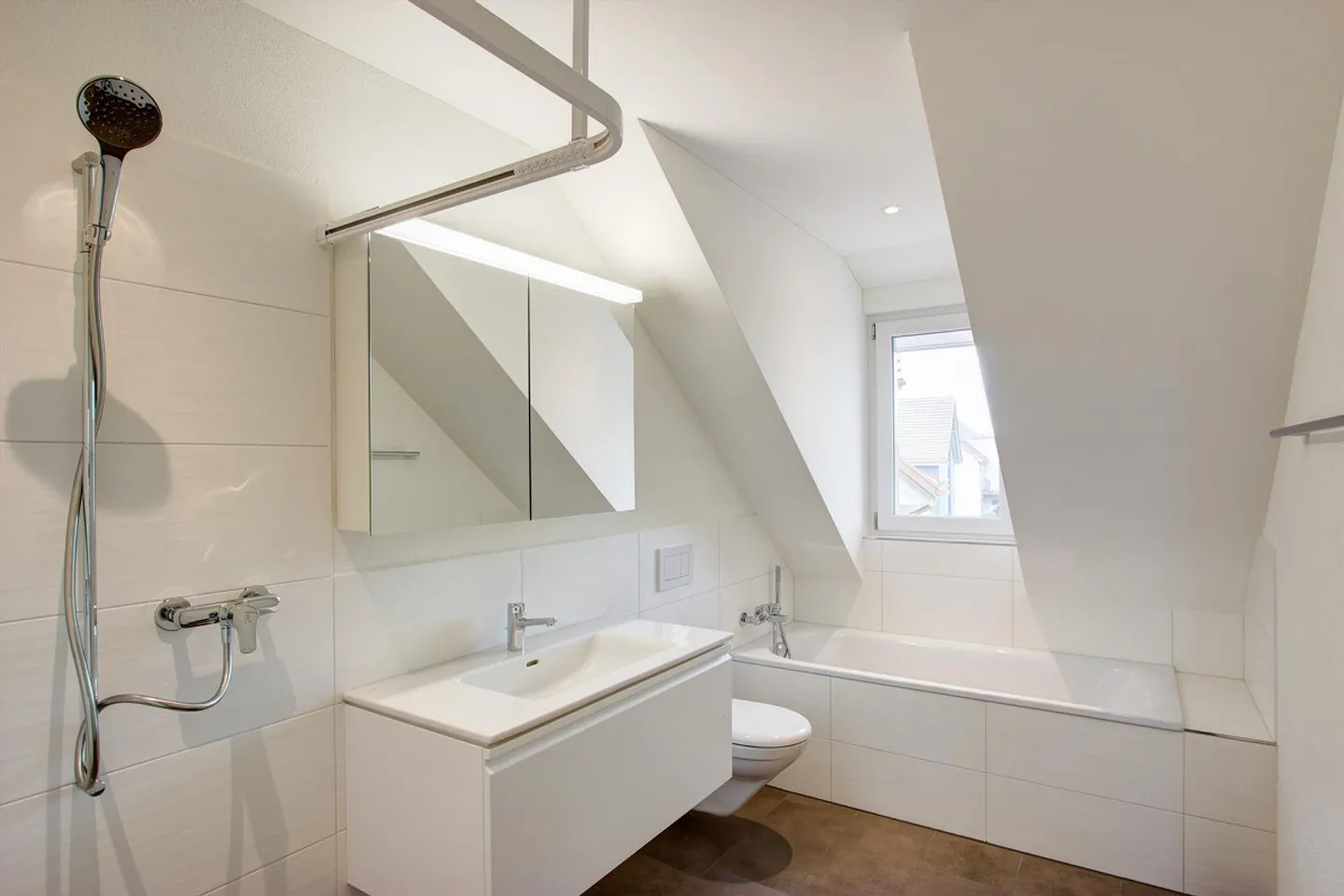 Appartamento mansardato spazioso in una posizione tranquilla - Foto 7 di 12