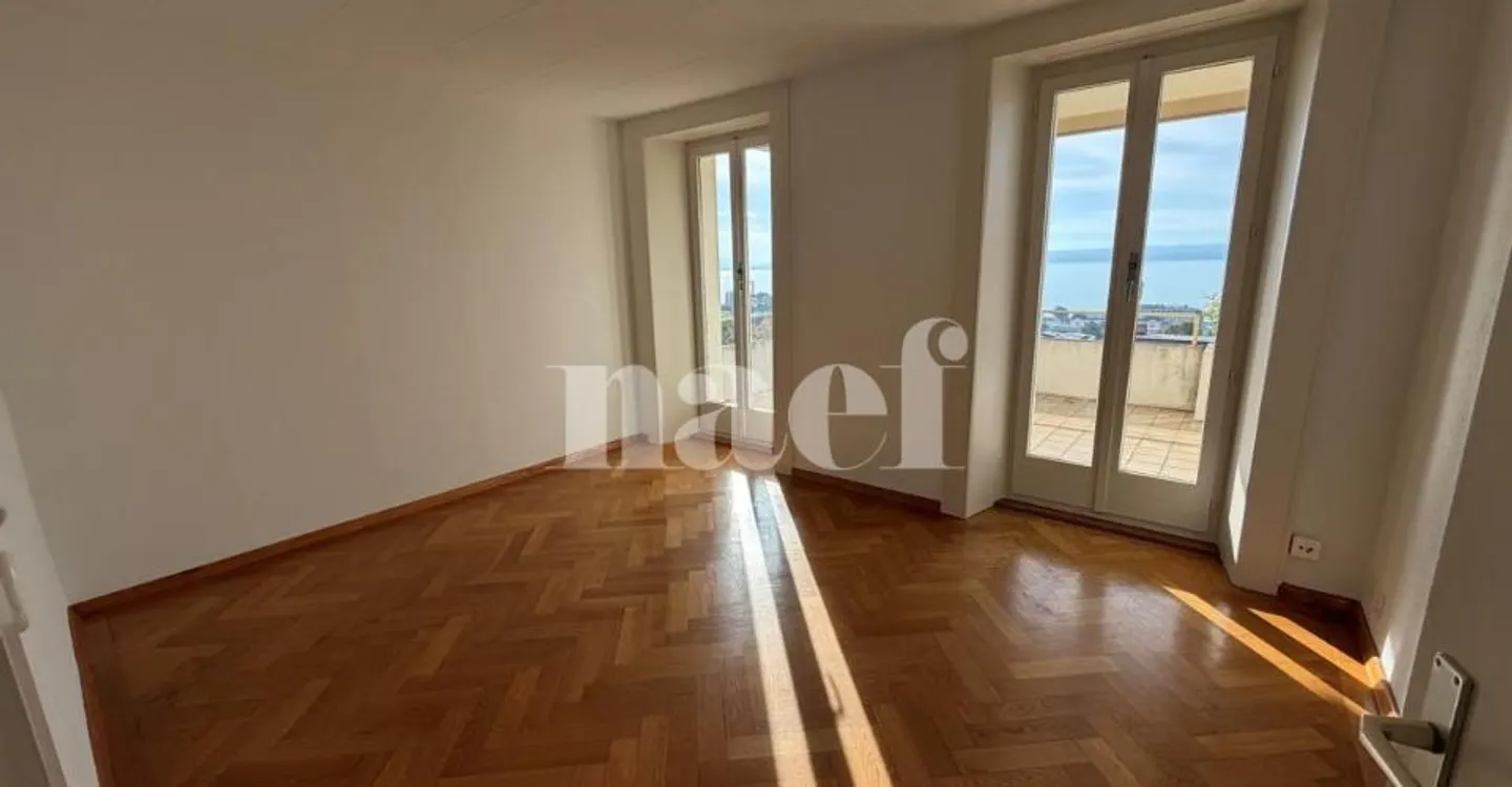 Bel appartamento situato nella parte alta della città. - Foto 2 di 8