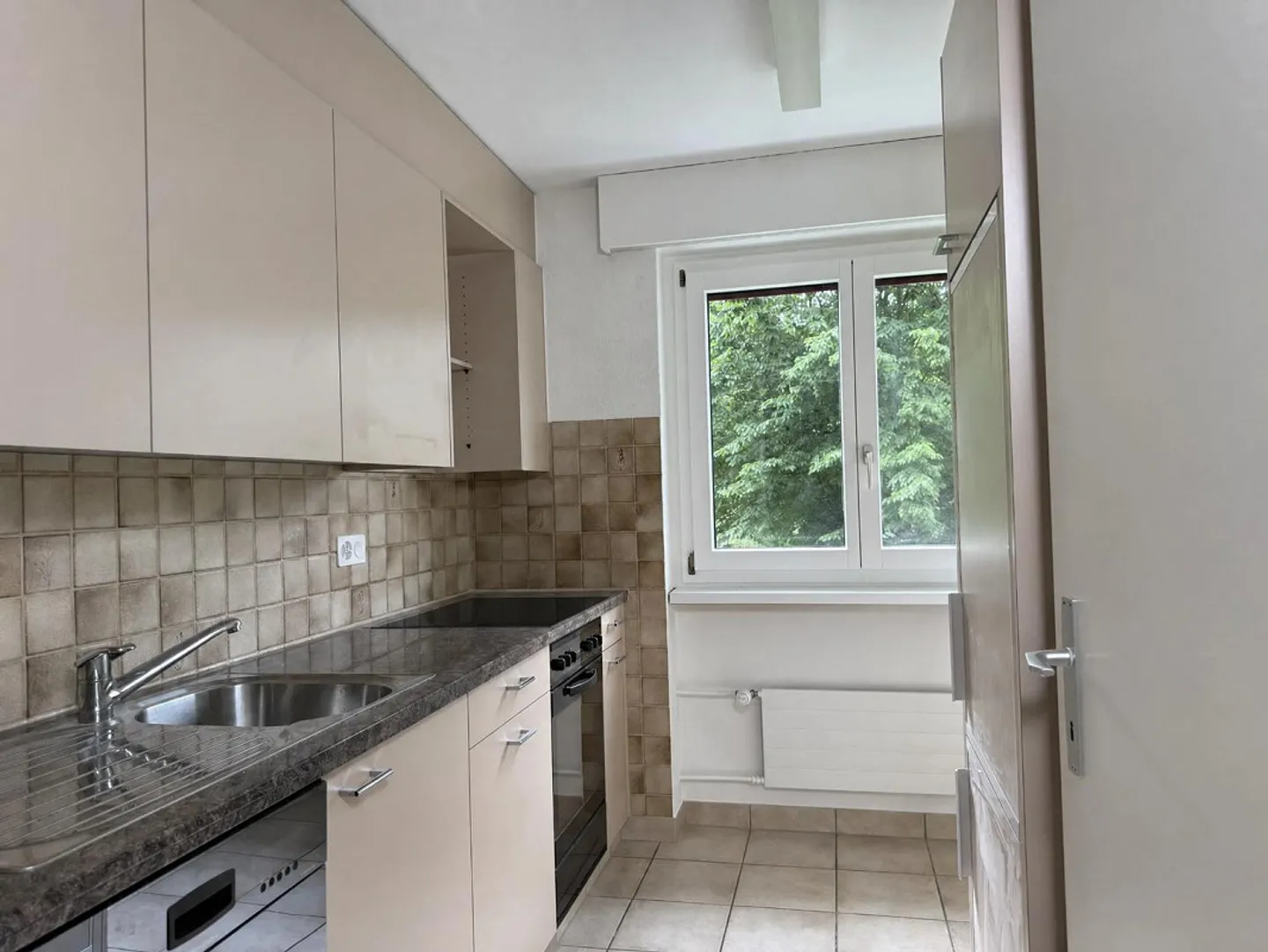 Charming 3-room apartment in a family-friendly neighborhood - Photo 6 of 9