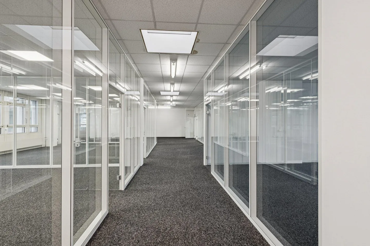 952 m² bezugsbereit ausgebaute Büroräume für CHF 90.00/m²/Jahr - Foto 5 von 13