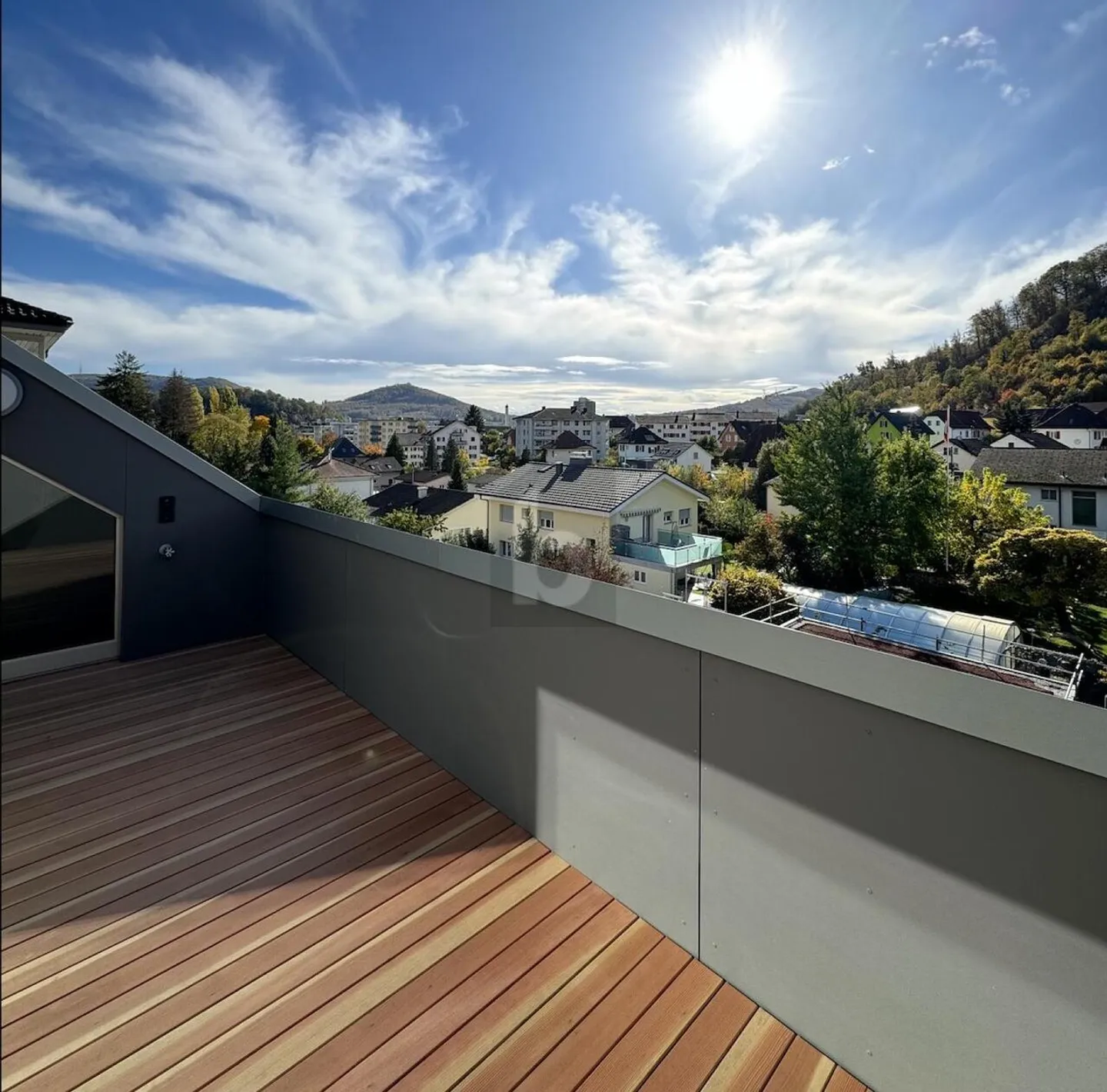 VISTA PANORAMICA CON STANDARD DI PROPRIETÀ MODERNO! - Foto 1 di 6