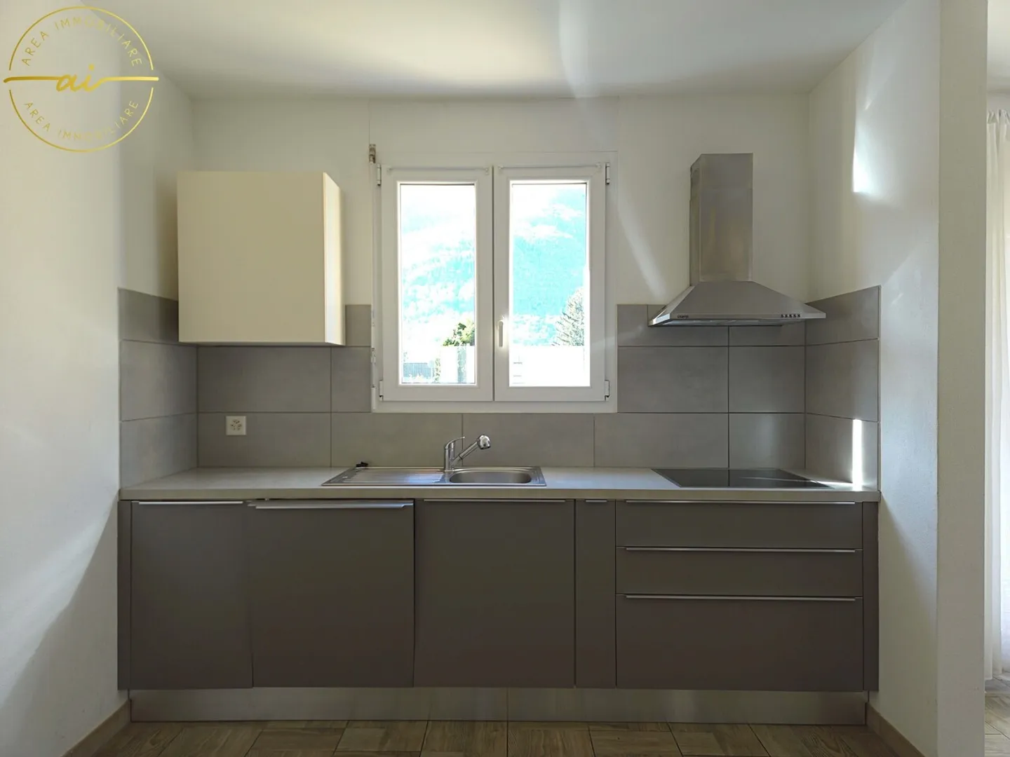 SPLENDIDA CASA DI TESTA CON GIARDINO PRIVATO A CRESCIANO - Foto 7 di 13