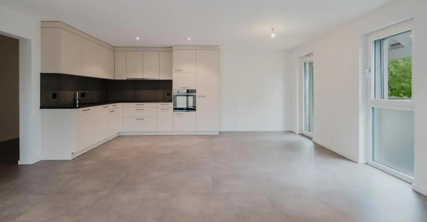 Renovated 4-Room Apartment - Photo 8 of 11