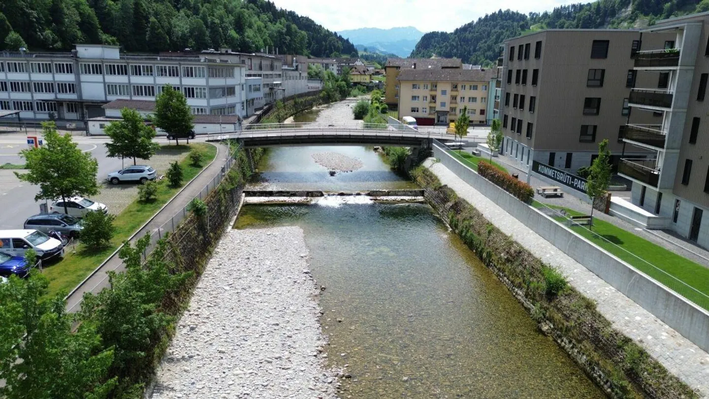La tua occasione per una casa affascinante con una grande terrazza direttamente sul fiume! - Foto 16 di 16