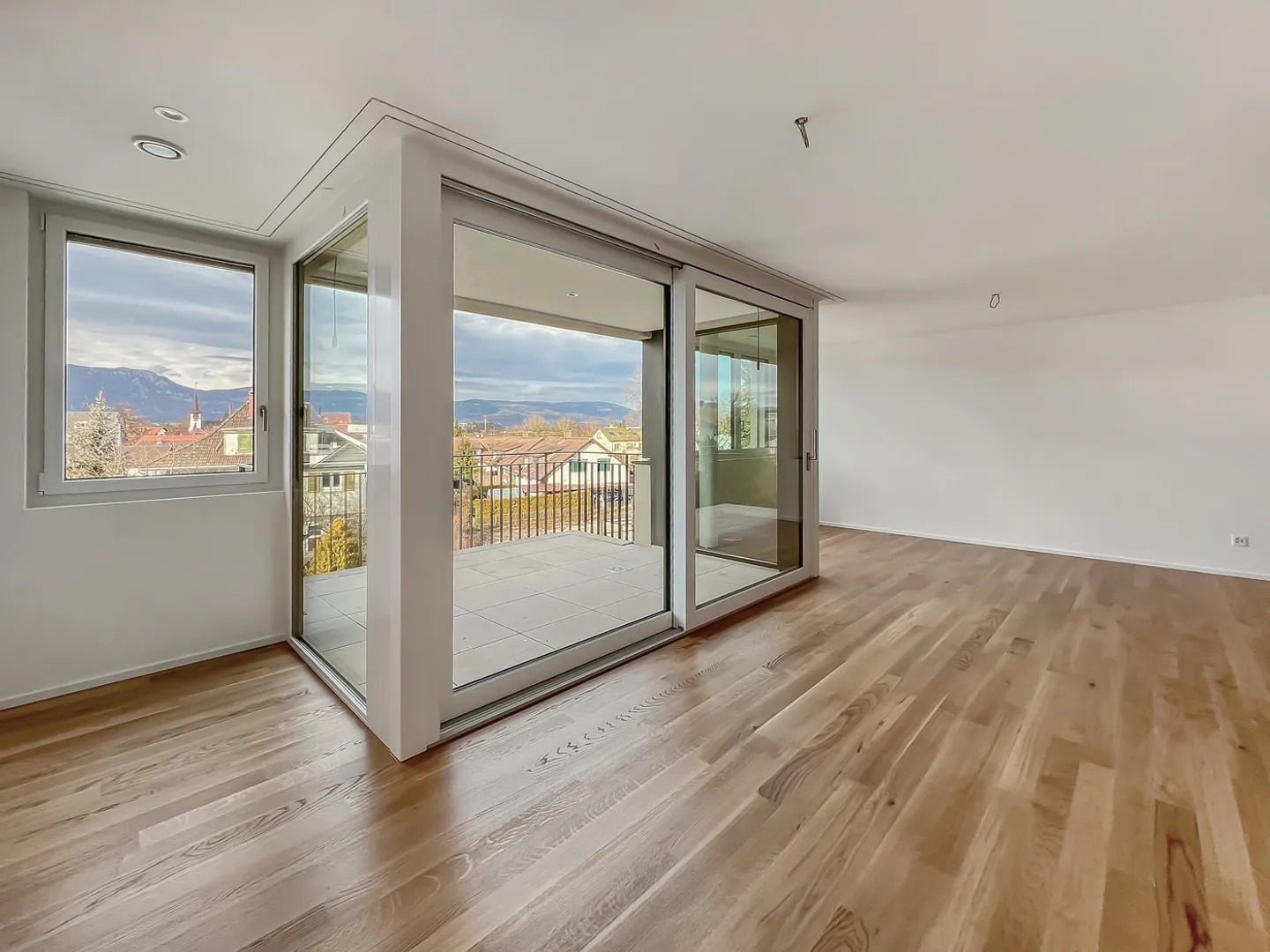 Modern Apartment with Balconies - Photo 3 of 13