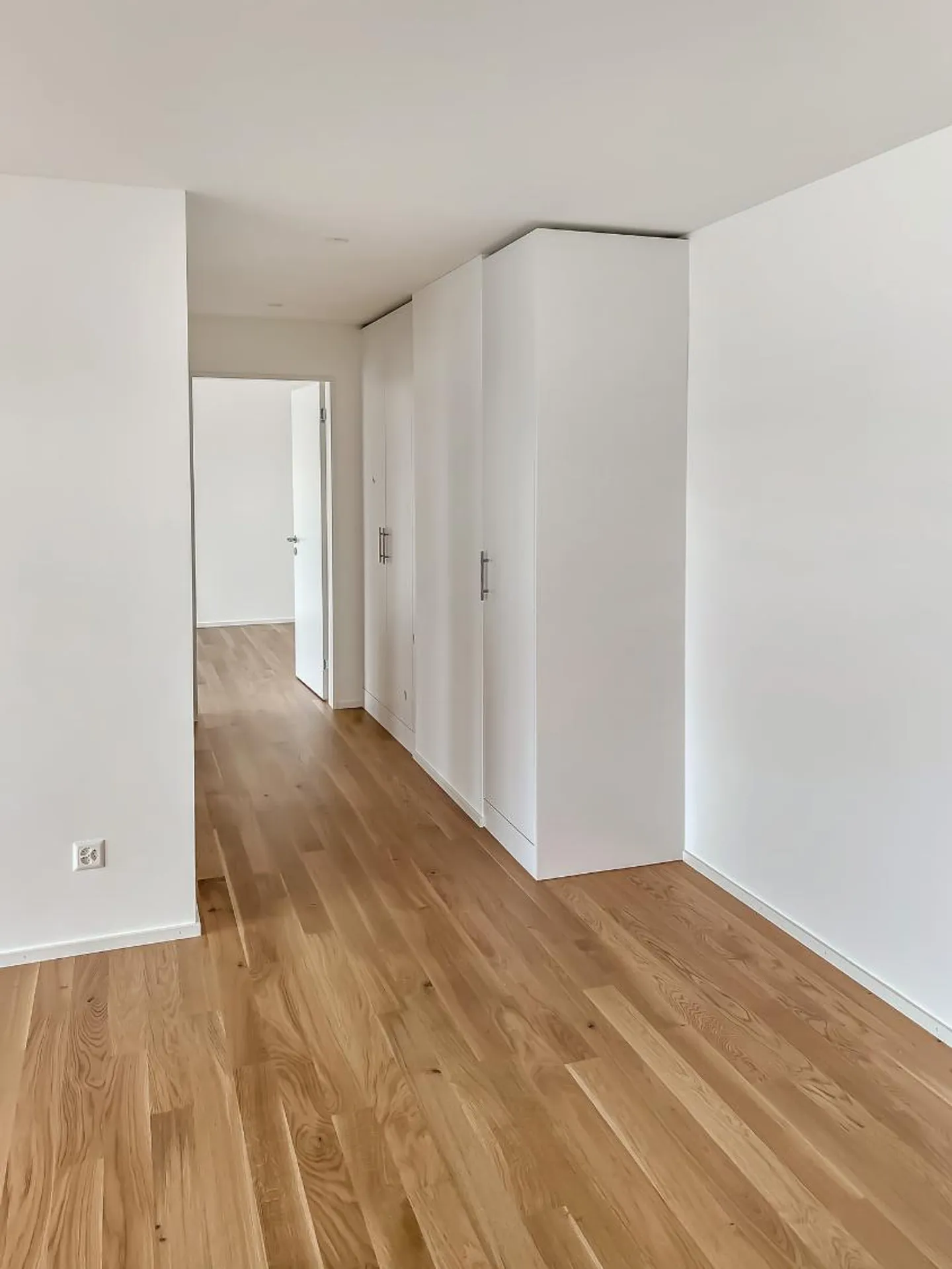 Modern Apartment with Balconies - Photo 7 of 13