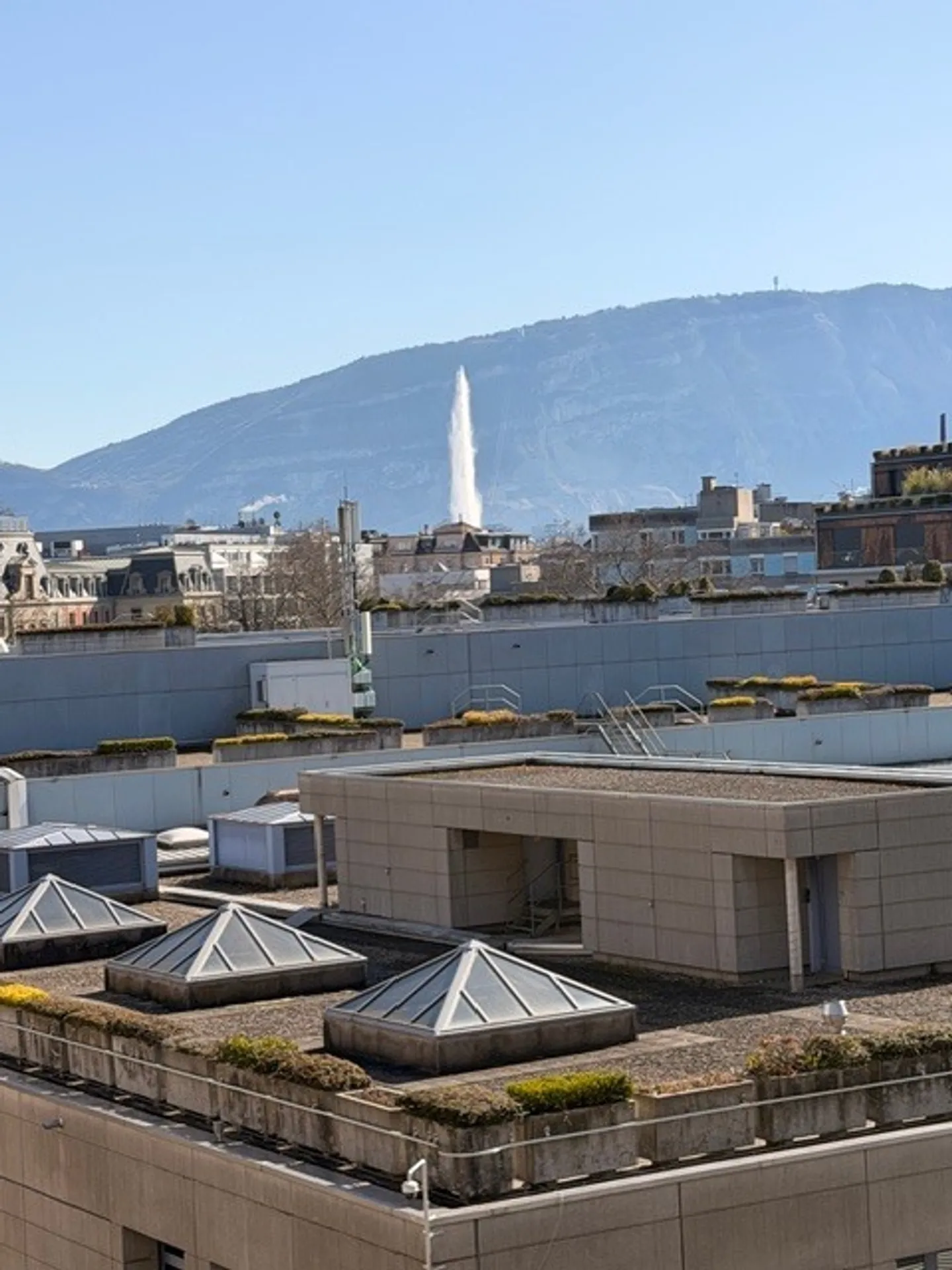 APPARTAMENTO RIVE DEL REN RENOVATO 5 STANZE CON VISTA SUL JET D'EAU - Foto 1 di 13