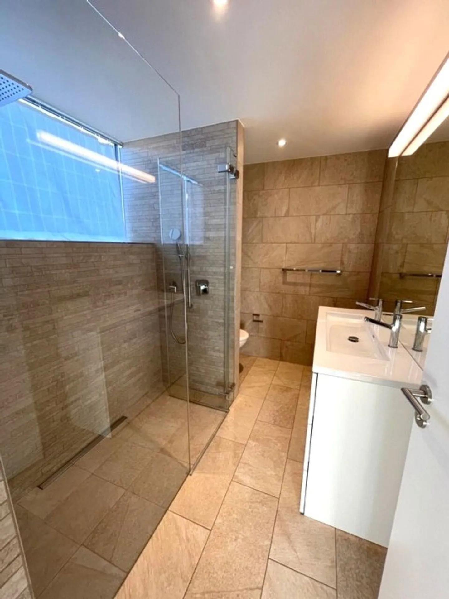 Modern, elegant und frei stehend - Foto 7 von 13
