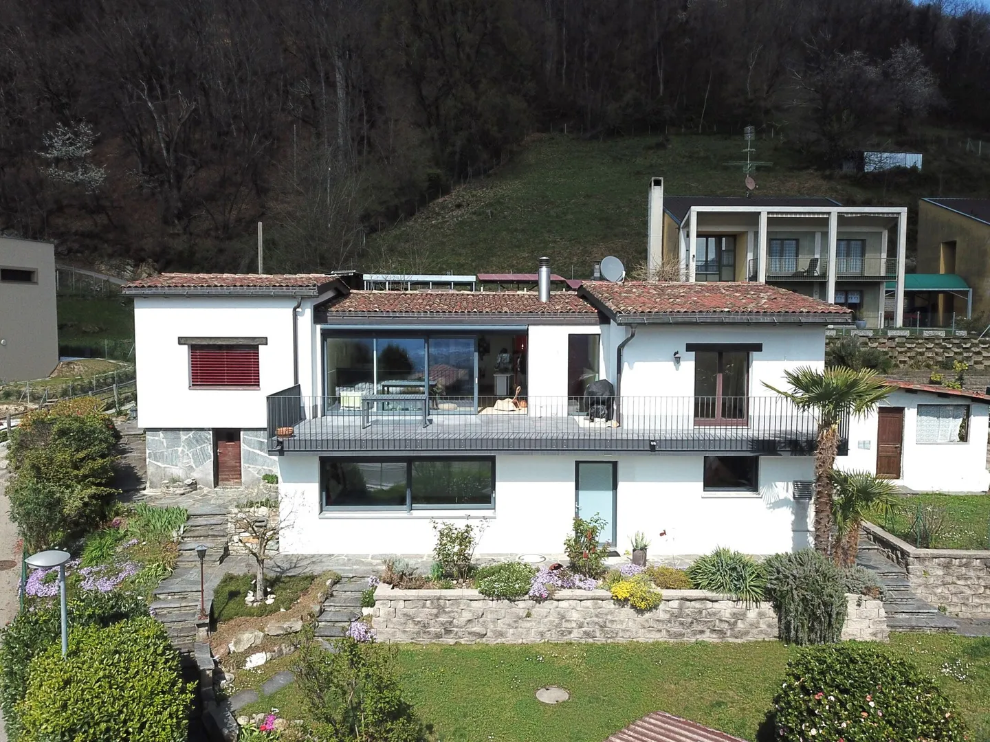 Casa unifamiliare con vista lago - Foto 2 di 19