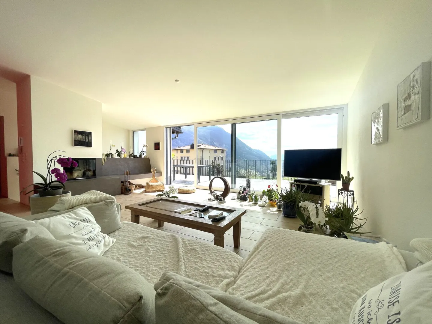 Casa unifamiliare con vista lago - Foto 4 di 19