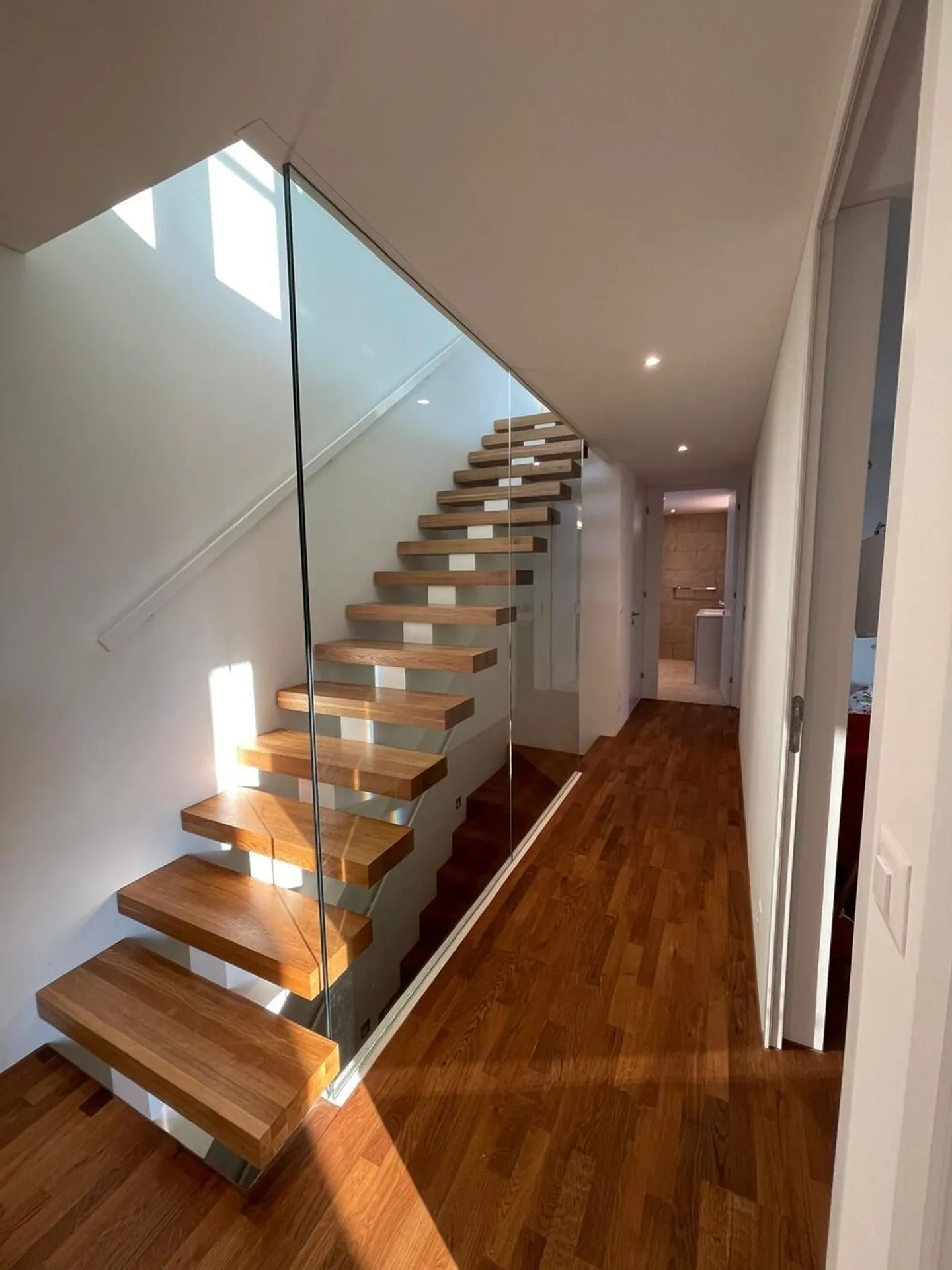 Modern, elegant und frei stehend - Foto 4 von 13