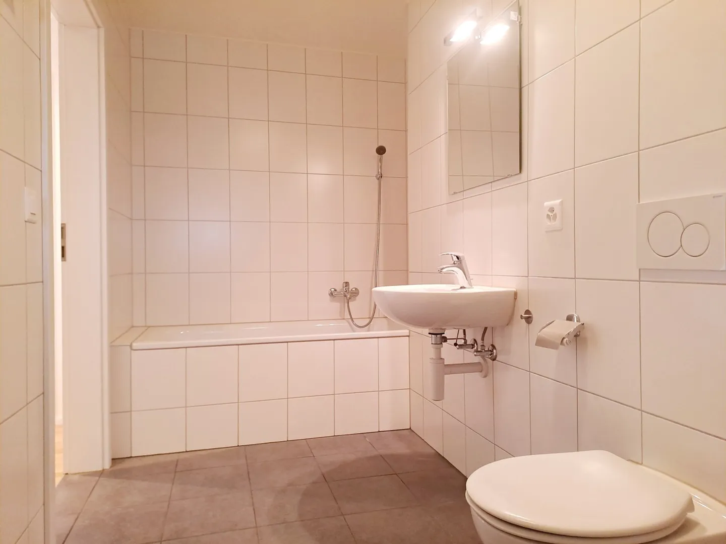 Spacious Apartment with Terrace - Photo 8 of 13