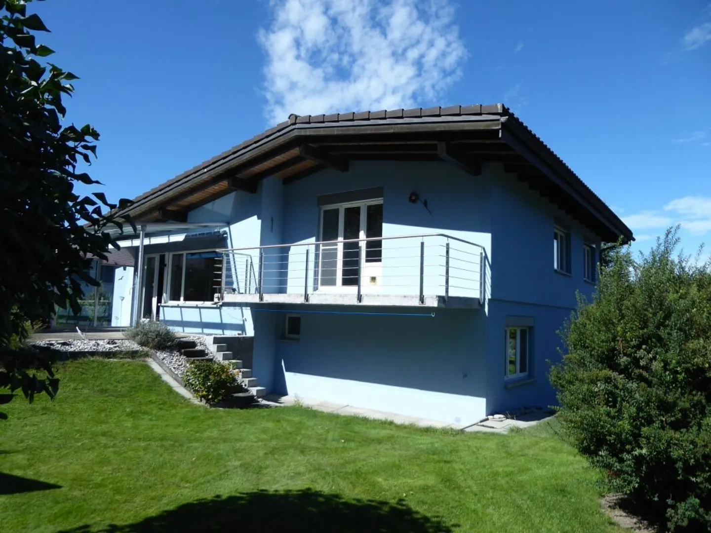 Casa unifamiliare indipendente di 6 1/2 stanze in una posizione adatta ai bambini - Foto 1 di 25