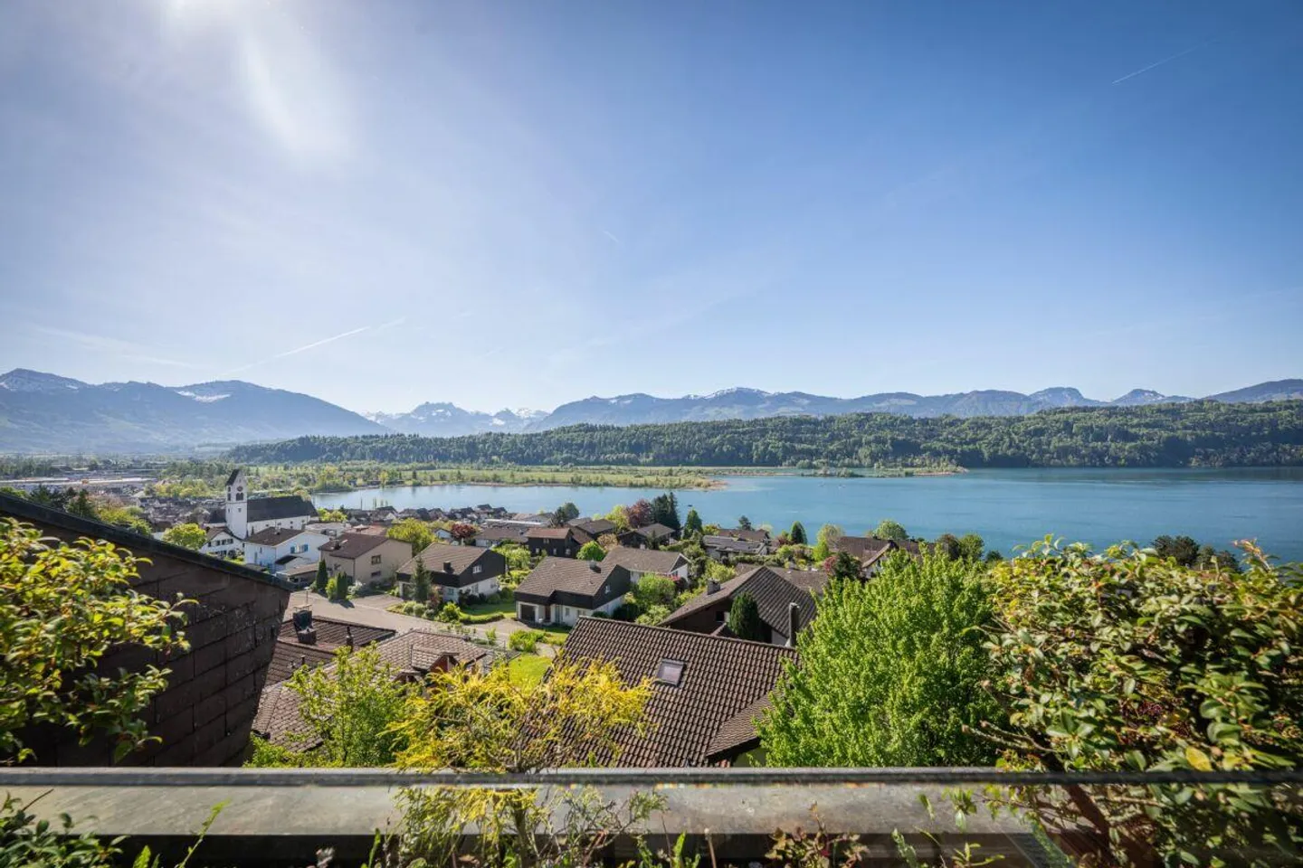 Appartement en duplex avec vue imprenable sur le lac et vue panoramique - Photo 2 sur 6
