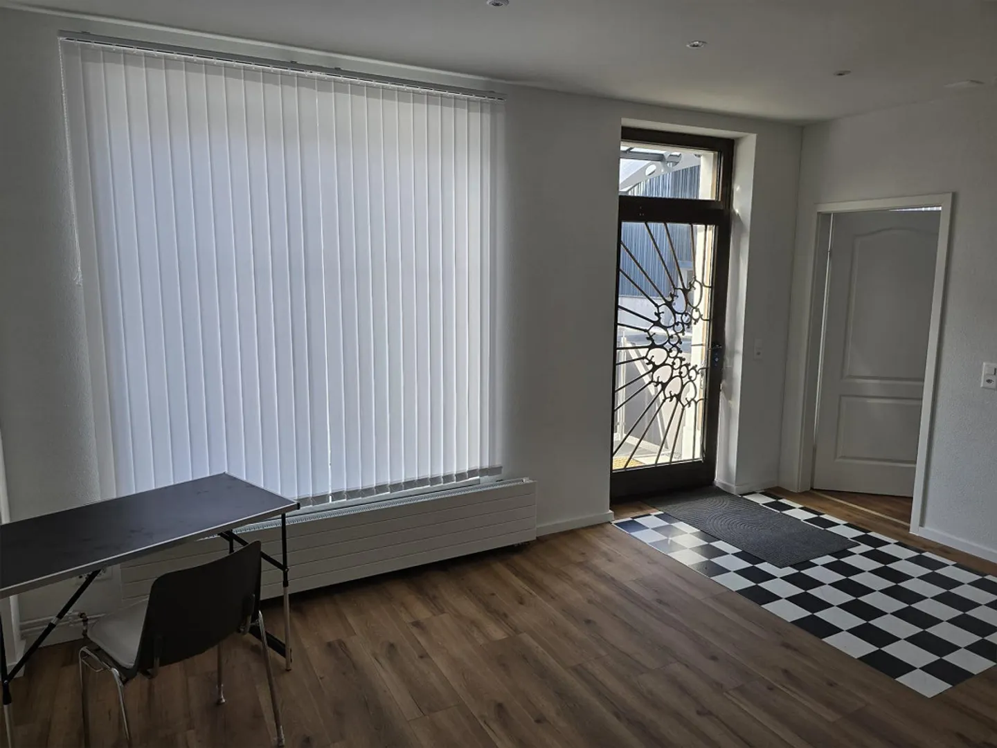 Luminoso appartamento con 2 camere al piano terra: Ideale come appartamento, ufficio o parrucchiere. - Foto 1 di 7