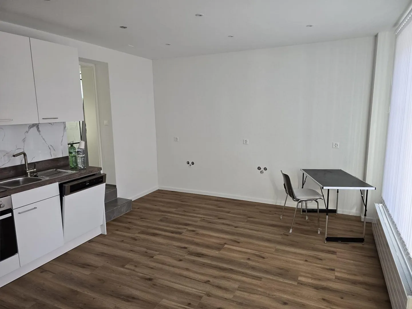 Luminoso appartamento con 2 camere al piano terra: Ideale come appartamento, ufficio o parrucchiere. - Foto 3 di 7
