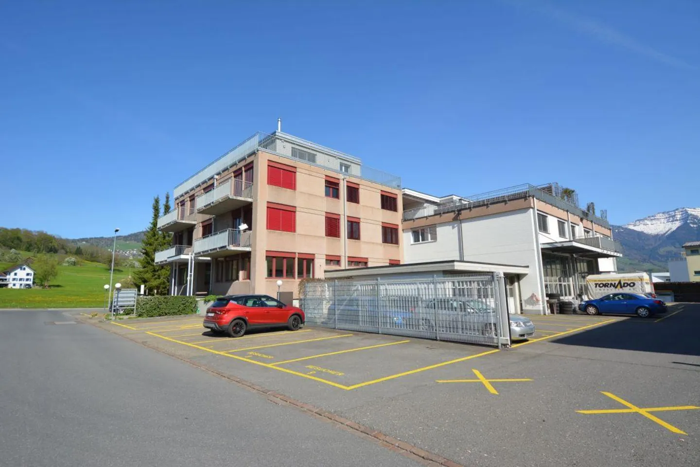 Posti auto (anche per roulotte/camper) in affitto a Uznach - Foto 1 di 2