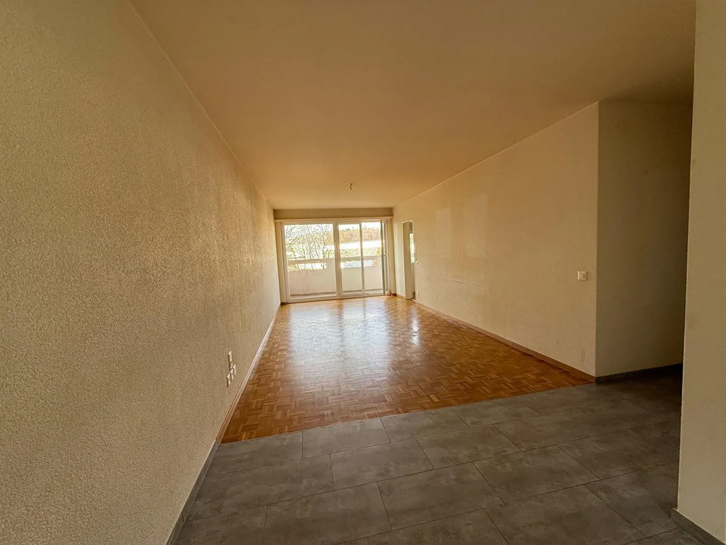 Lichtdurchflutete 3.5-Zimmer-Wohnung mit grossem Balkon - Foto 4 von 14