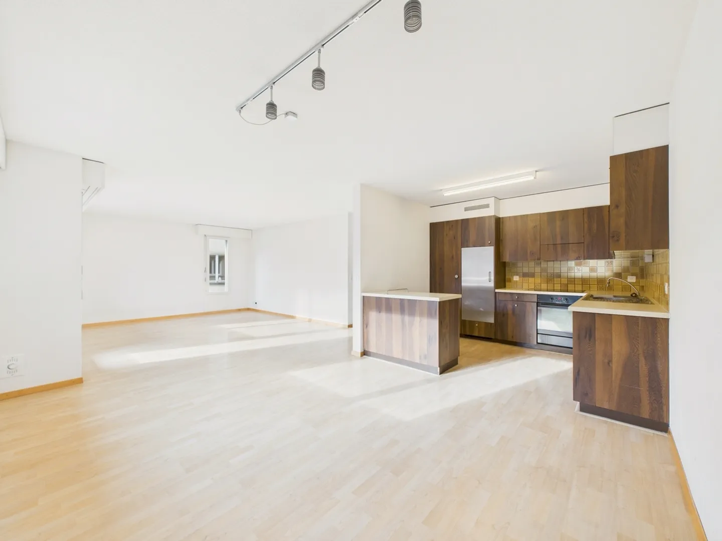 Sunny 4.5-room apartment in the center of Langnau - Photo 2 of 12