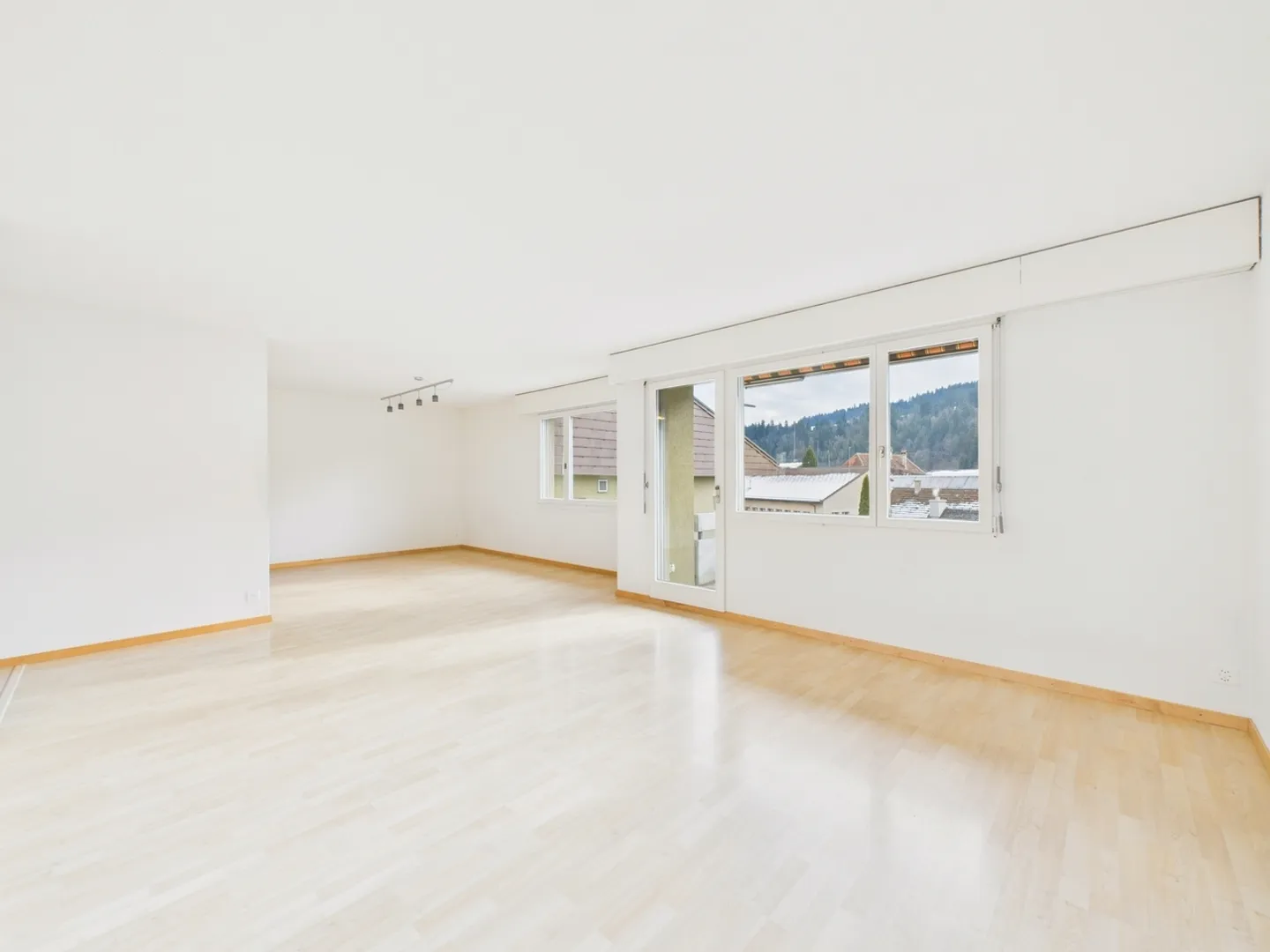 Sunny 4.5-room apartment in the center of Langnau - Photo 1 of 12