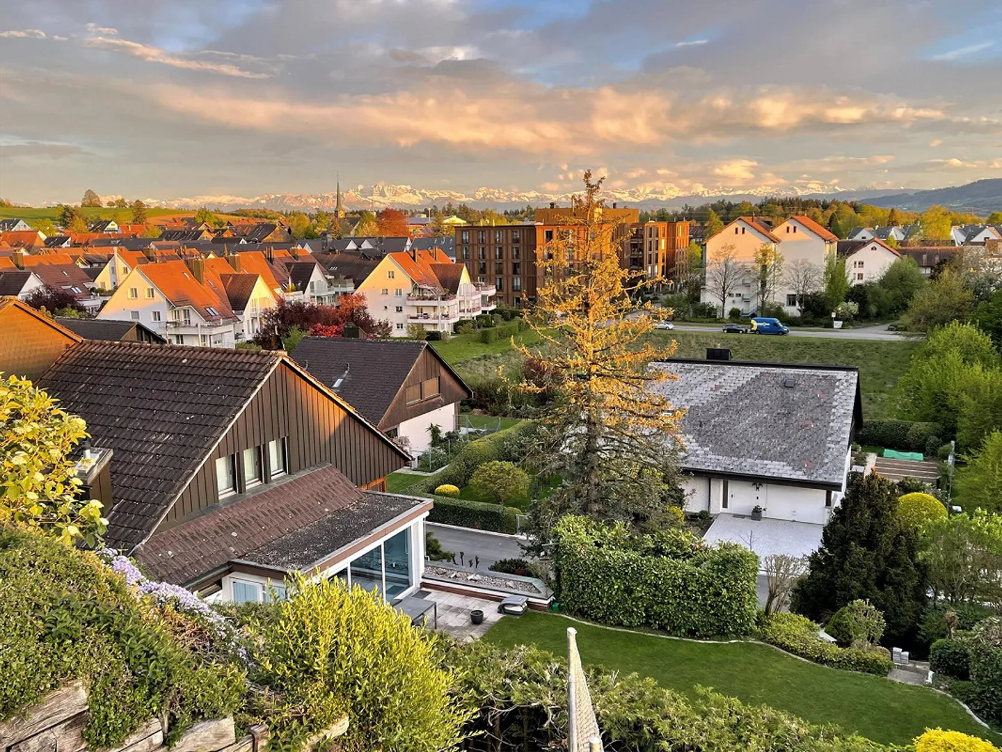 Paradis de jardin avec vue sur les Alpes : Maison d'angle familiale - Photo 2 sur 8