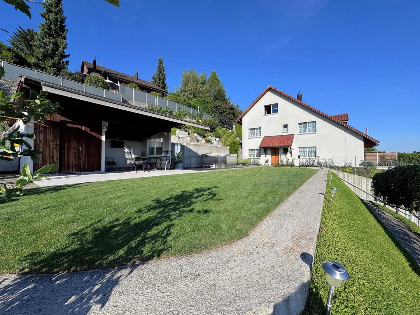 Paradis de jardin avec vue sur les Alpes : Maison d'angle familiale - Photo 3 sur 8