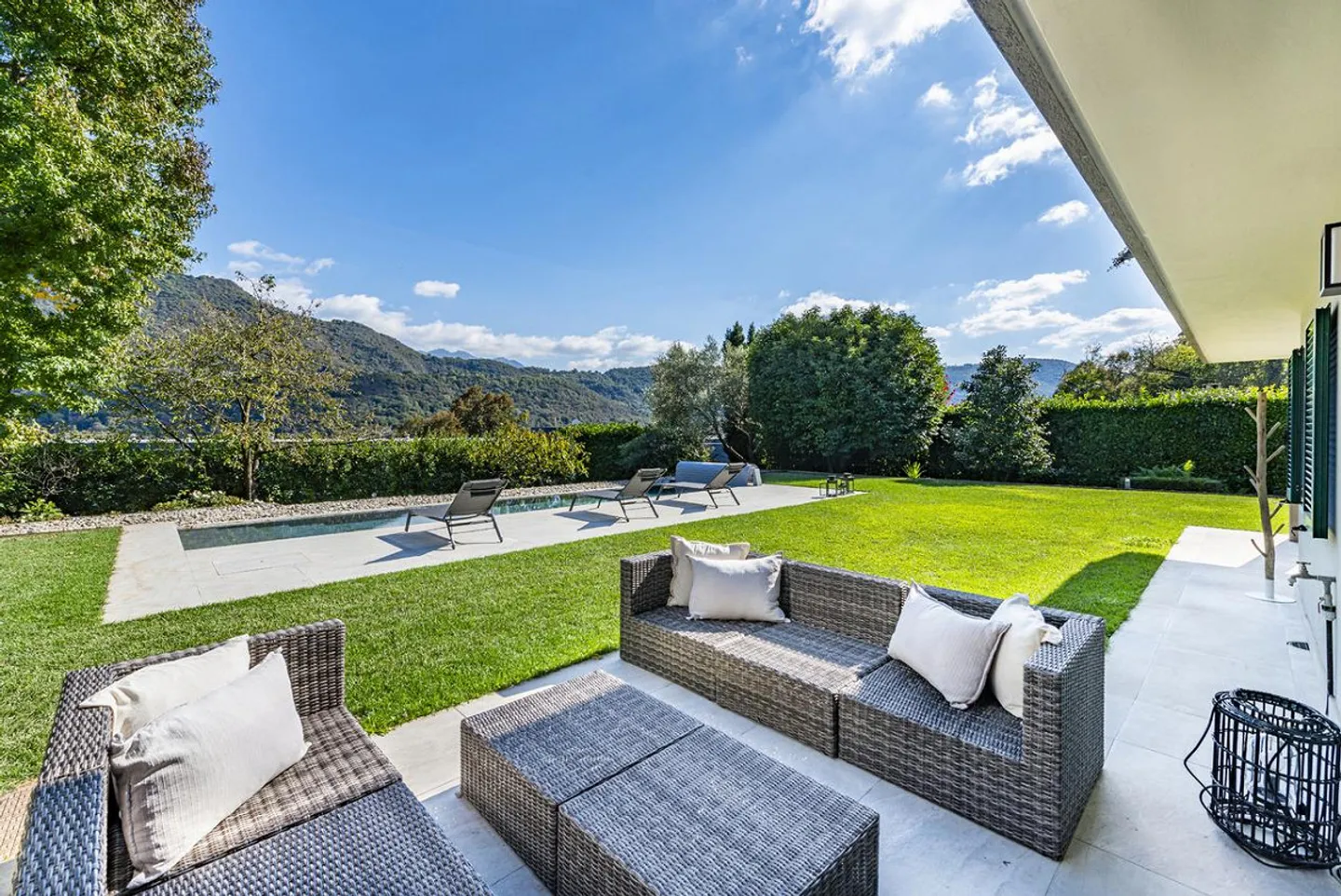 Jasmine Bow - Foto 25 di 26