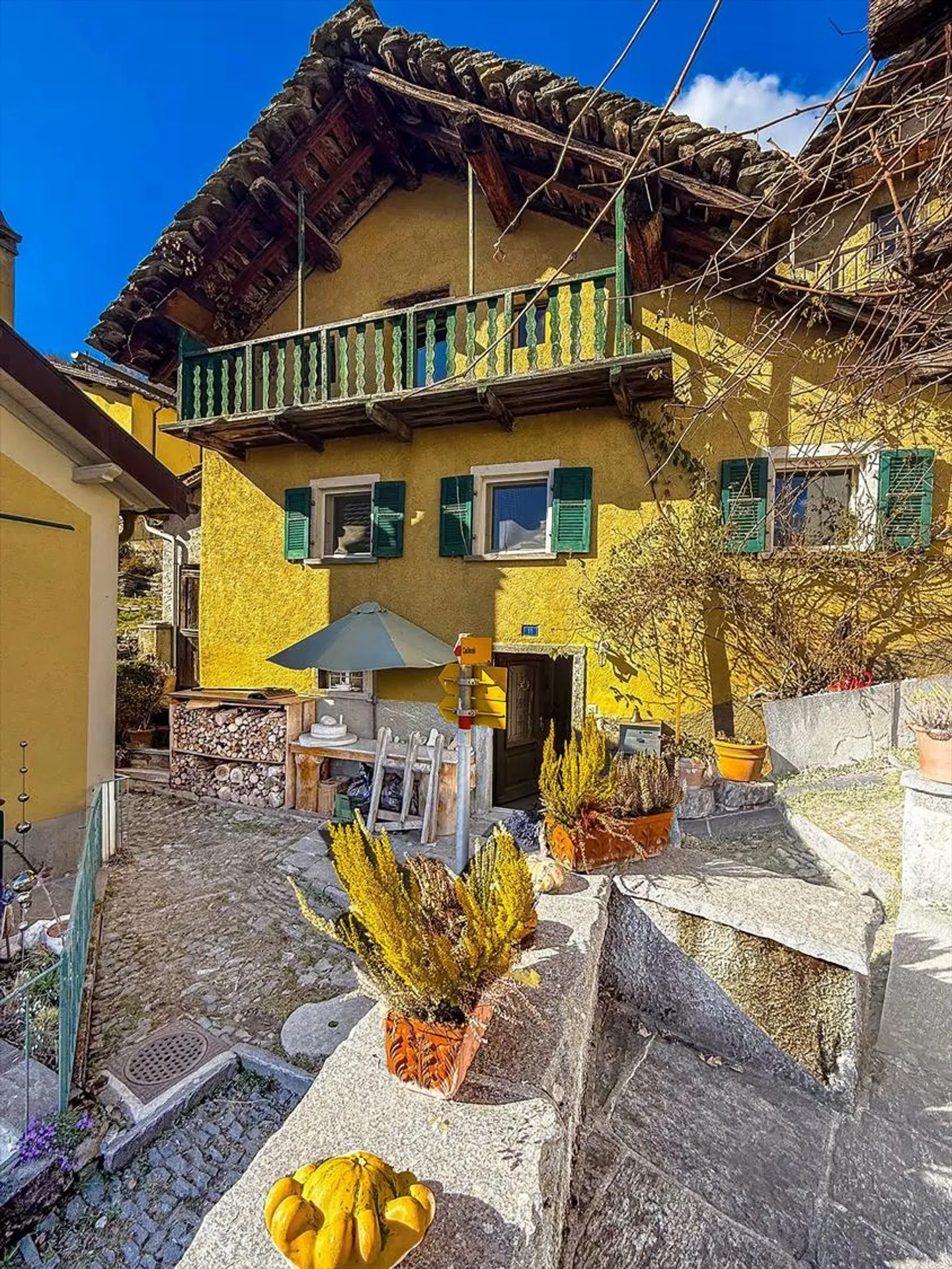 Charmante maison mitoyenne à Santa Maria Calanca avec vue panoramique - Photo 1 sur 13