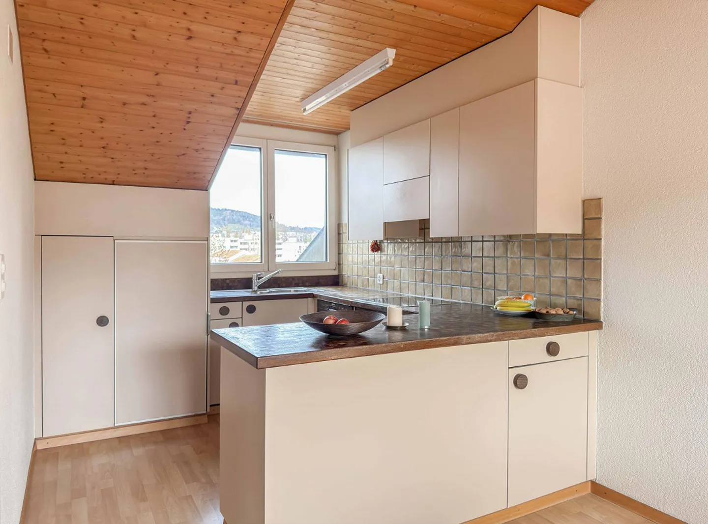 Cozy Attic Apartment in a Quiet Residential Area - Photo 4 of 10