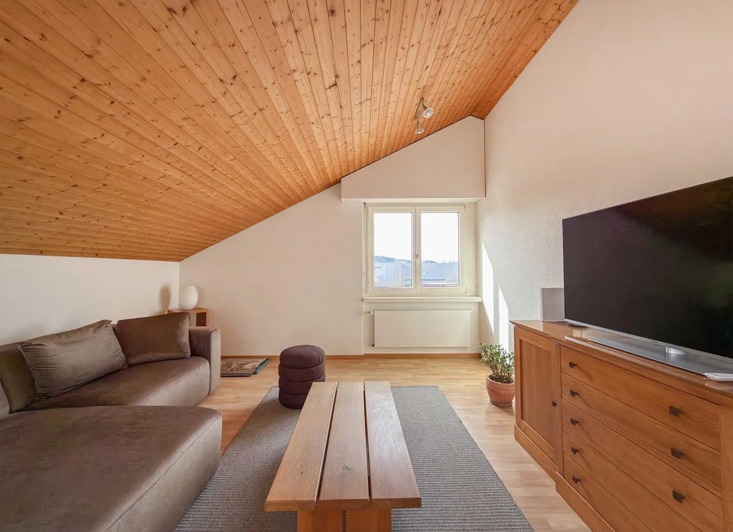 Cozy Attic Apartment in a Quiet Residential Area - Photo 6 of 10