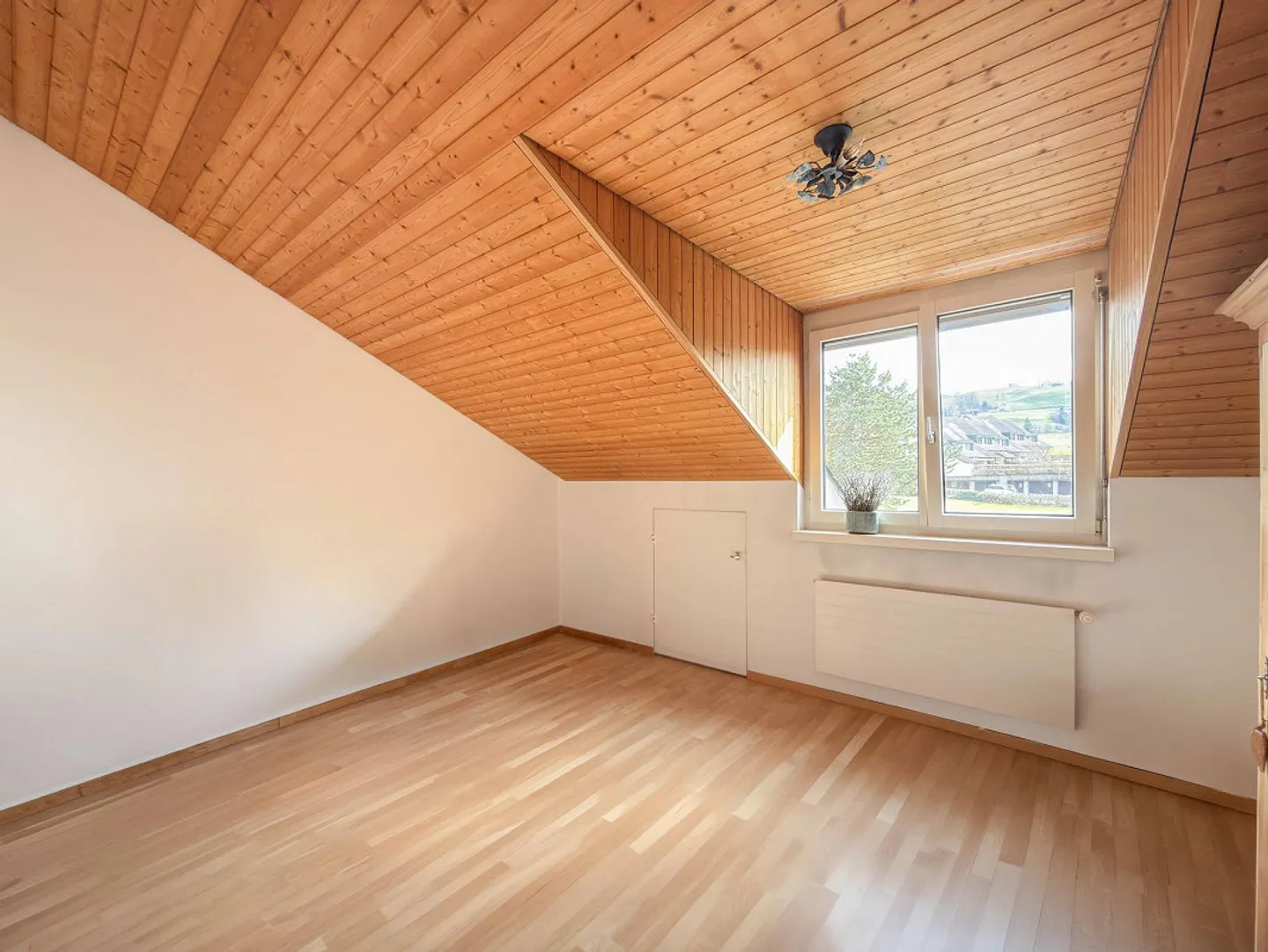 Cozy Attic Apartment in a Quiet Residential Area - Photo 7 of 10