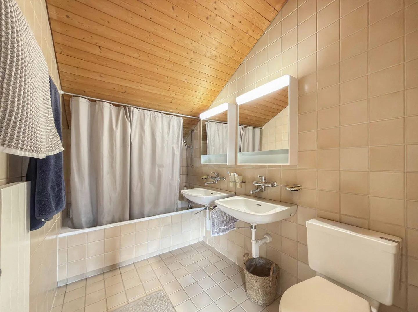 Cozy Attic Apartment in a Quiet Residential Area - Photo 8 of 10