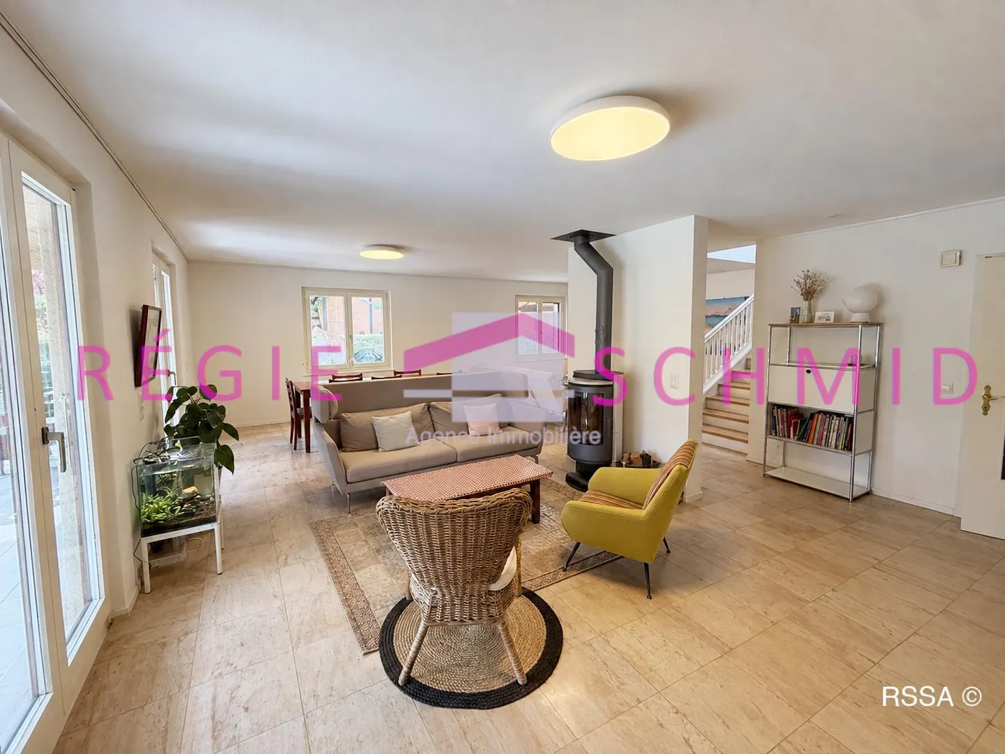 Spacious Villa with Garden - Photo 3 of 10