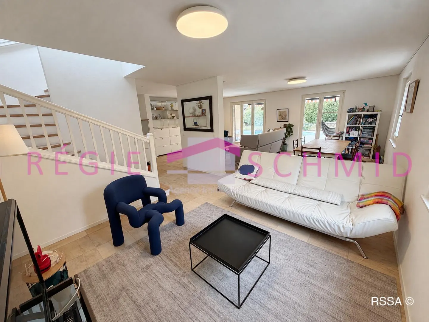 Spacious Villa with Garden - Photo 4 of 10
