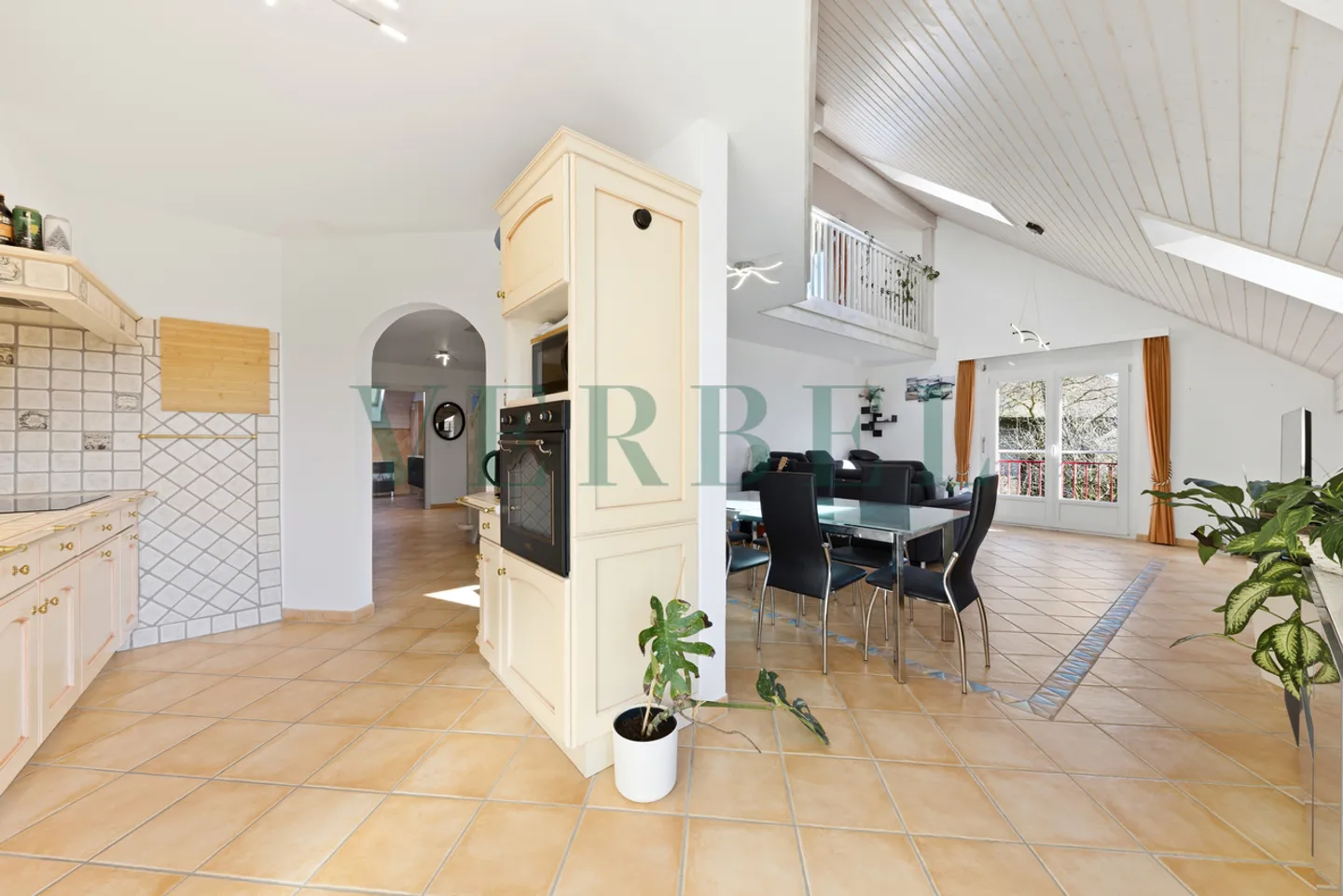 Duplex attico affascinante con camera separata - Foto 2 di 15