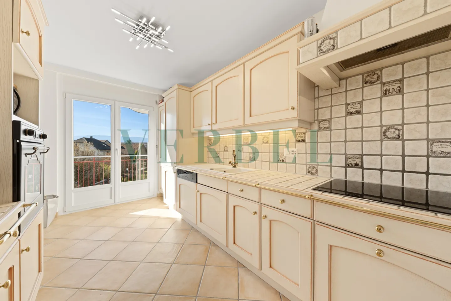 Duplex attico affascinante con camera separata - Foto 4 di 15