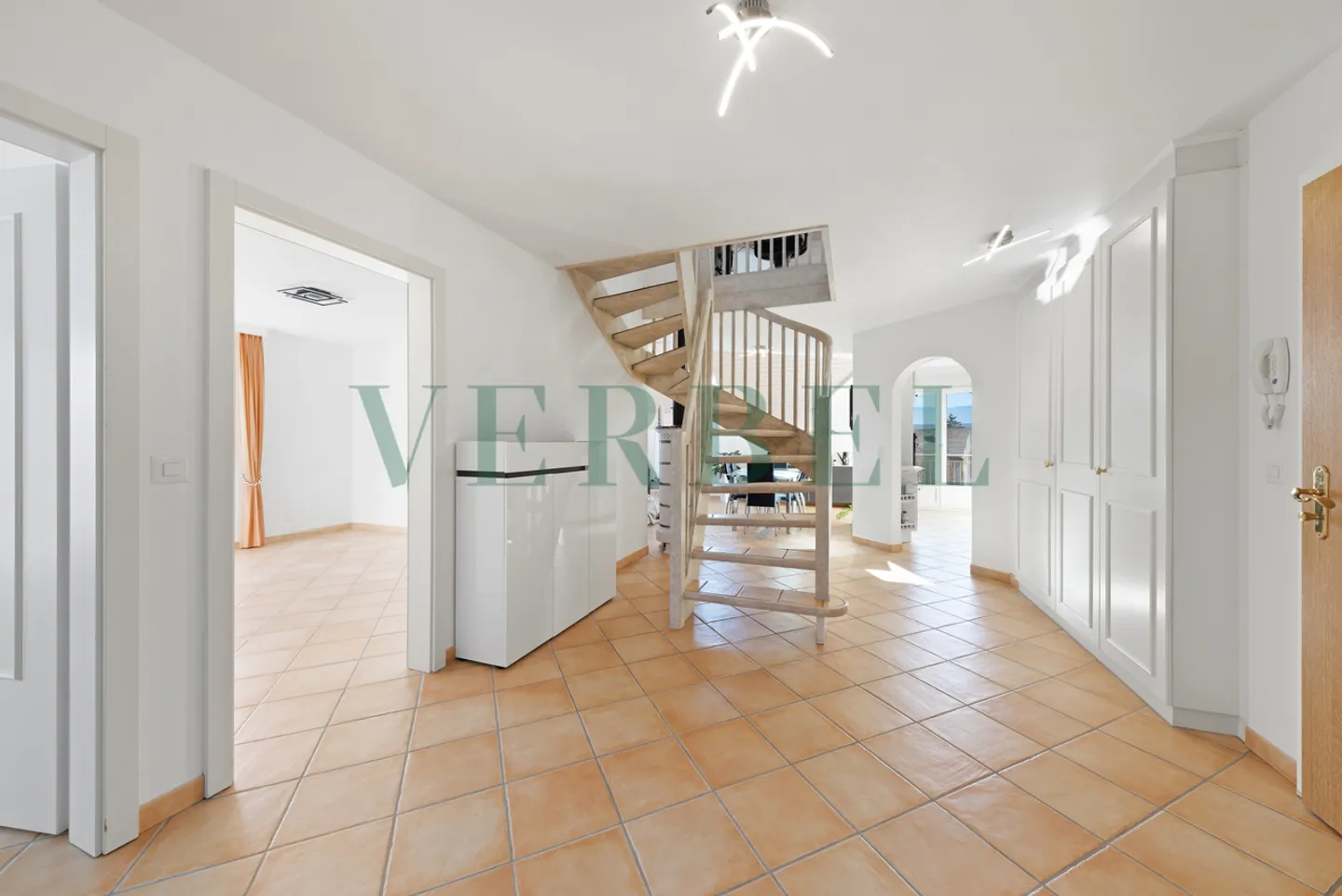 Duplex attico affascinante con camera separata - Foto 5 di 15