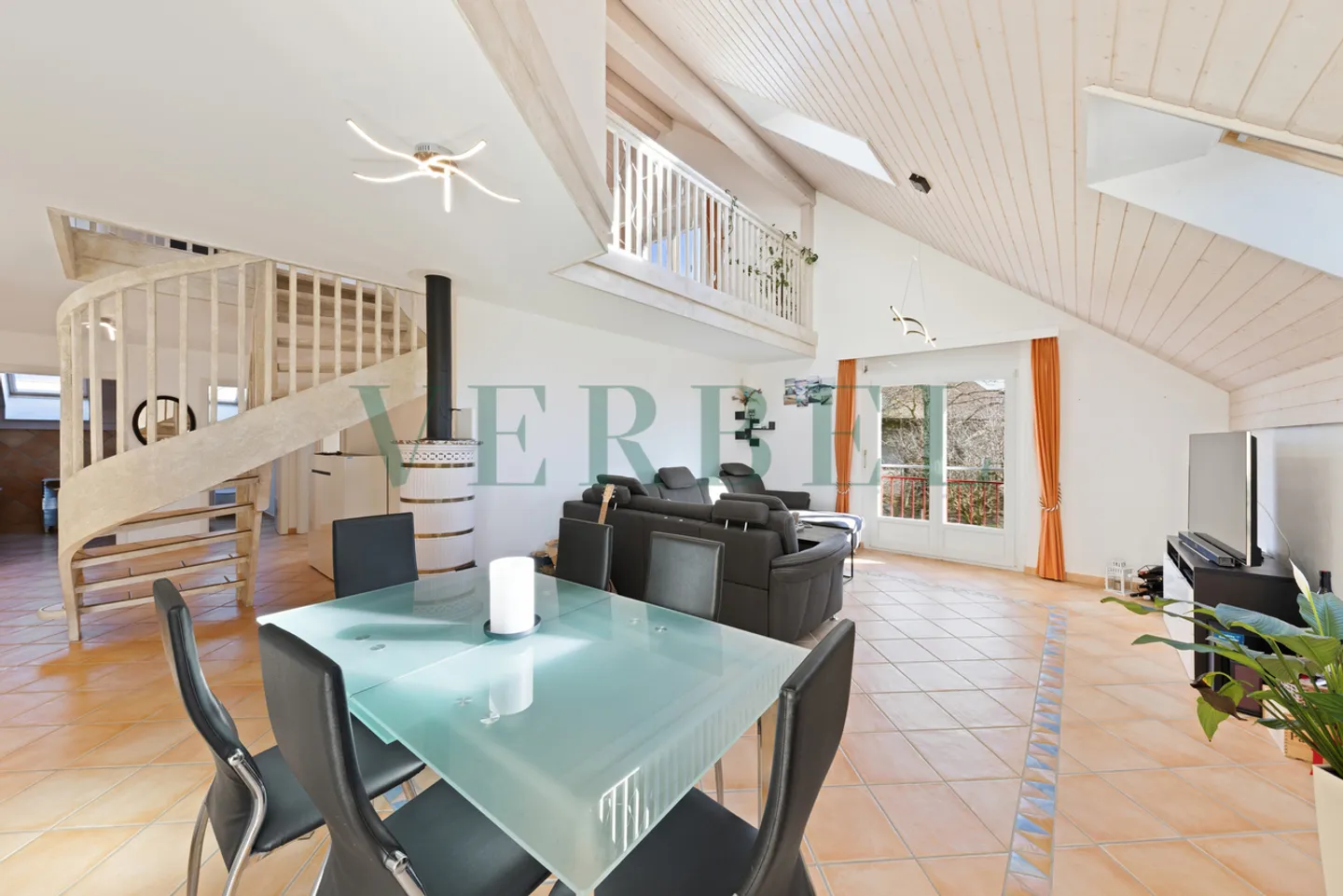 Duplex attico affascinante con camera separata - Foto 3 di 15