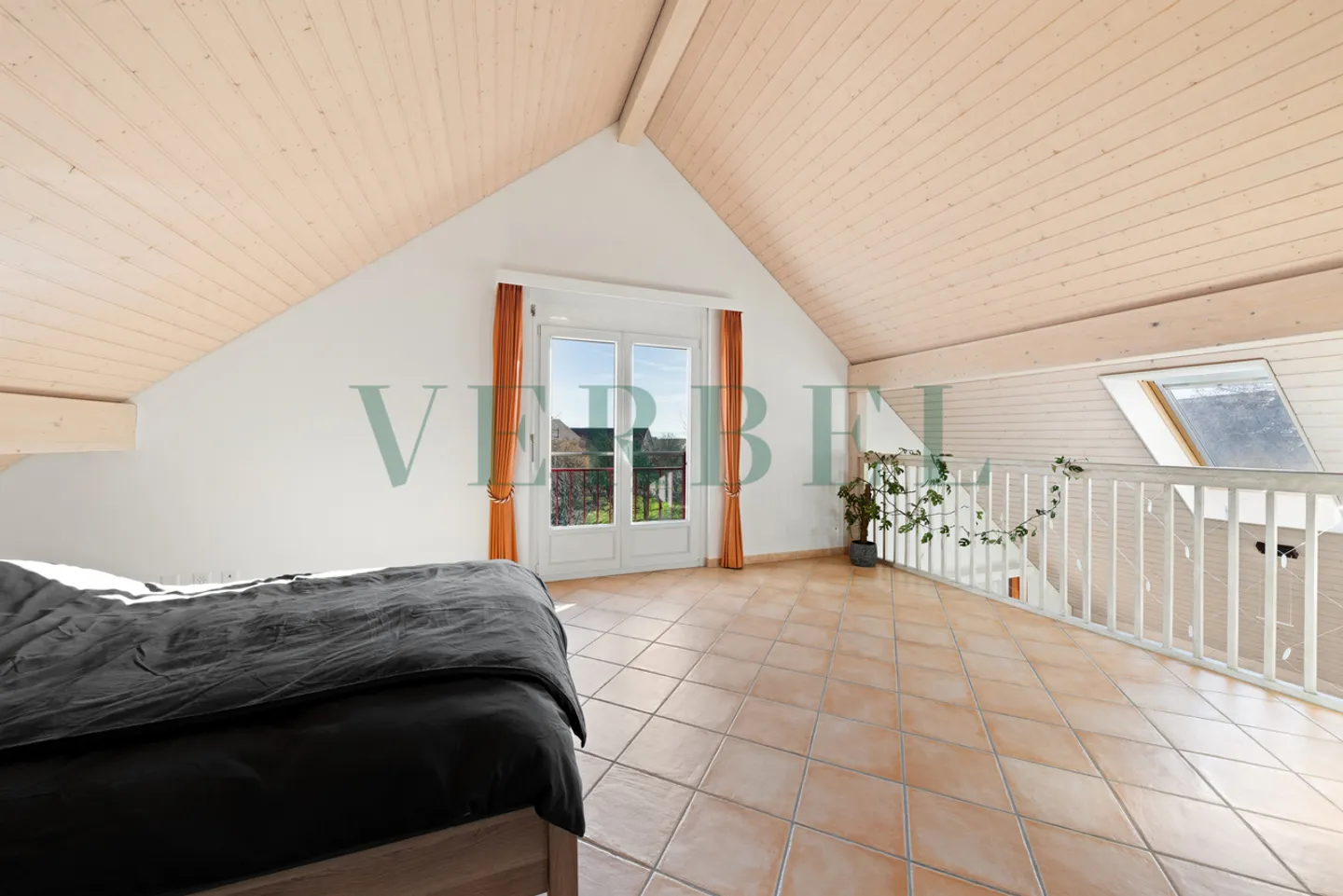 Duplex attico affascinante con camera separata - Foto 6 di 15