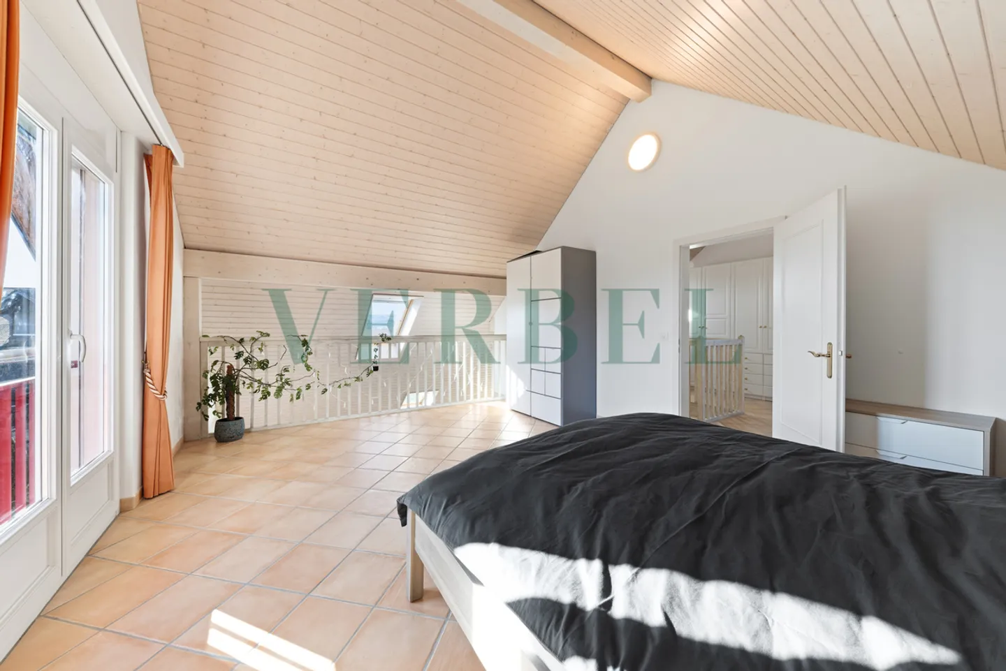 Duplex attico affascinante con camera separata - Foto 7 di 15