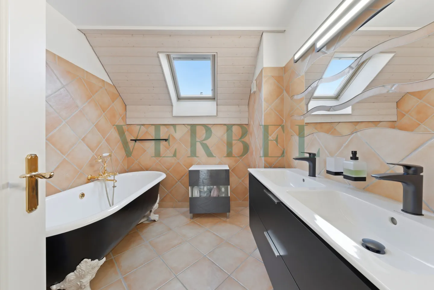 Duplex attico affascinante con camera separata - Foto 9 di 15