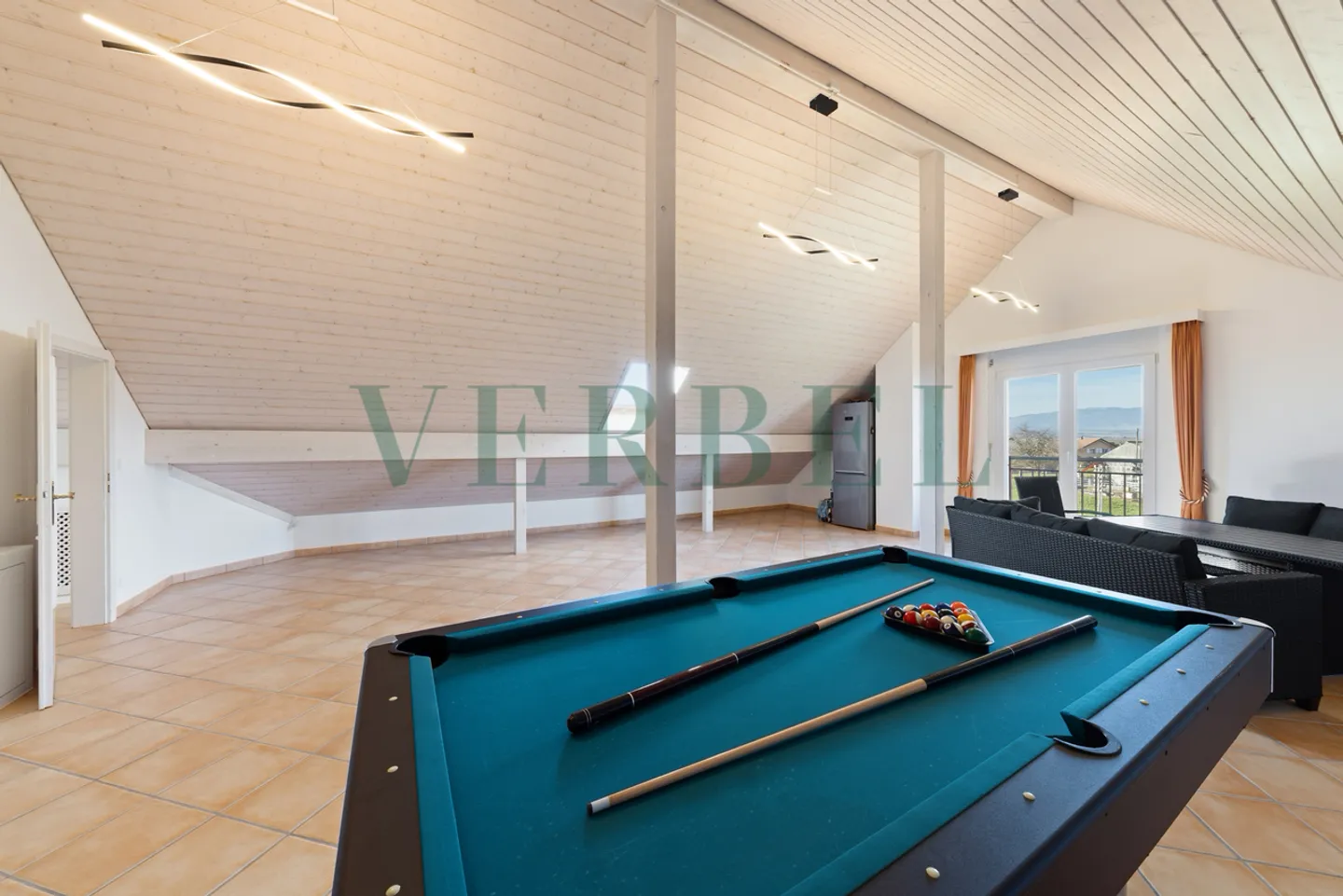 Duplex attico affascinante con camera separata - Foto 11 di 15