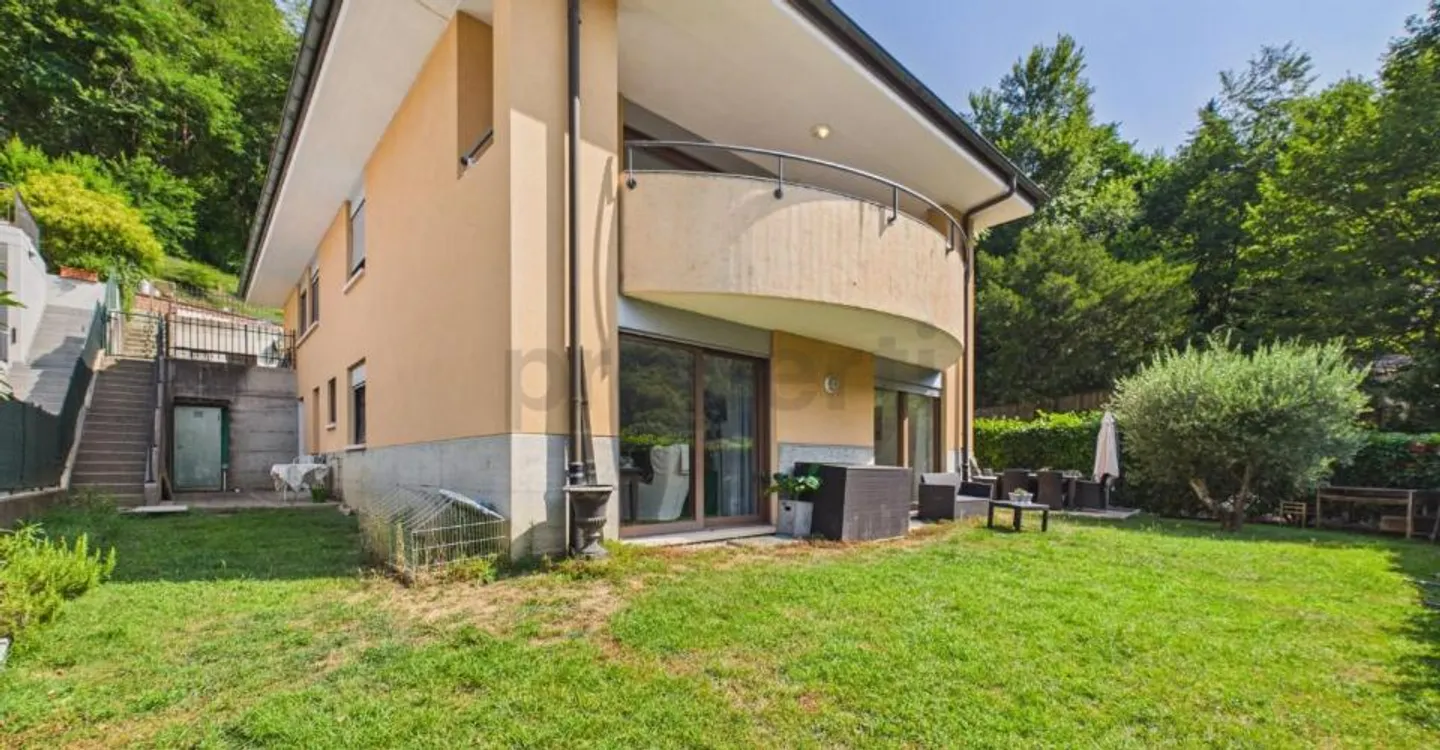 Exklusive Villa mit Pool, großem Garten und Zugang zu einem privaten Strand in Figino - Foto 1 von 10