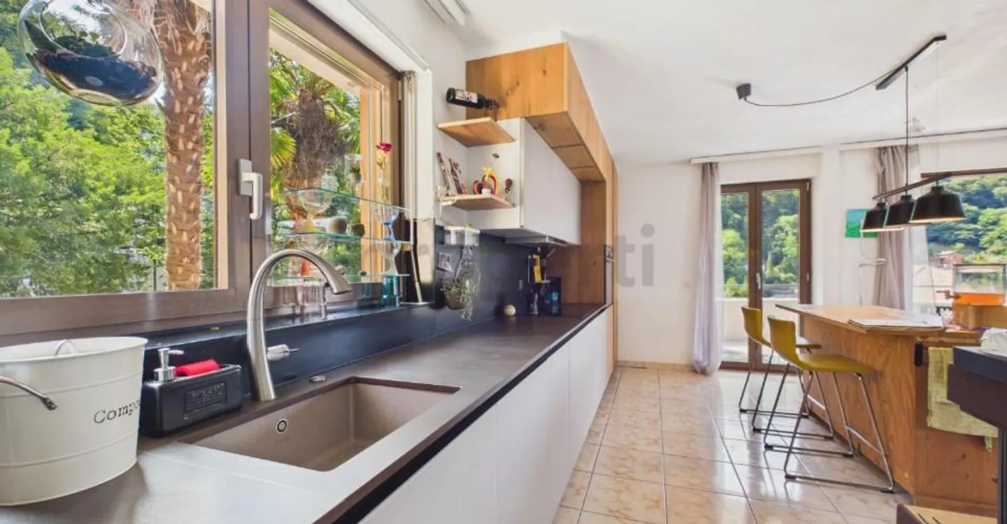 Exklusive Villa mit Pool, großem Garten und Zugang zu einem privaten Strand in Figino - Foto 5 von 10