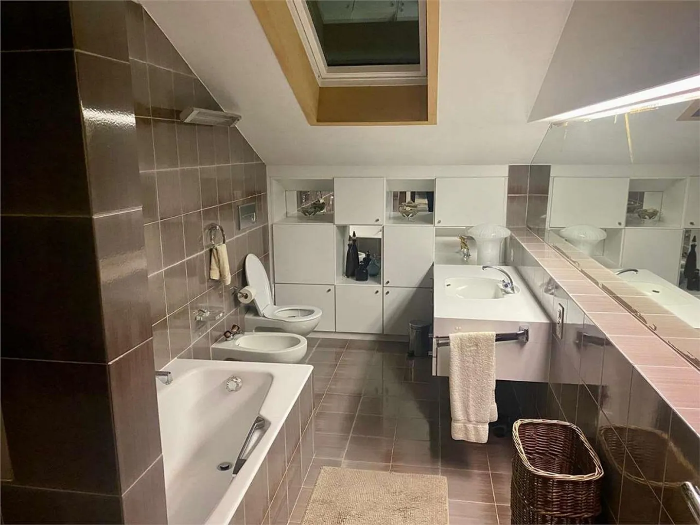 Dachgeschoss von 3,5 Zimmern, hochwertig eingerichtet - Foto 11 von 13