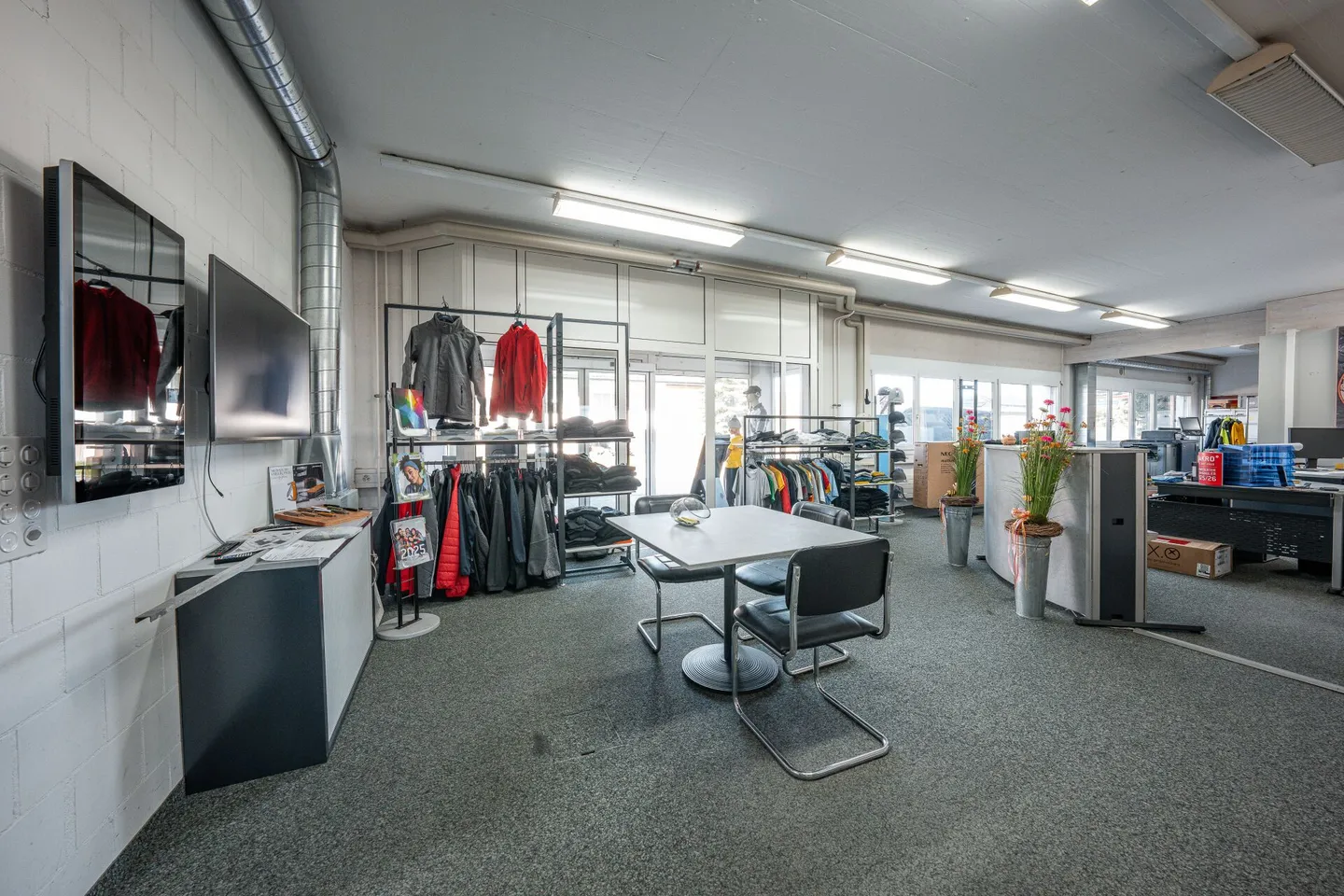 Commercial and Office Spaces in Optimal Location with Showroom - Photo 2 of 20