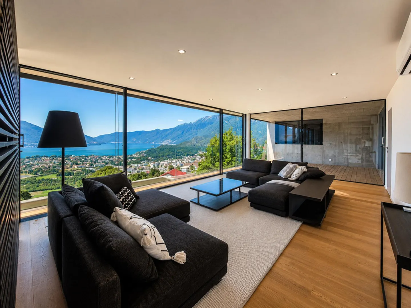 Modern penthouse with lake view in Locarno - Photo 2 of 17