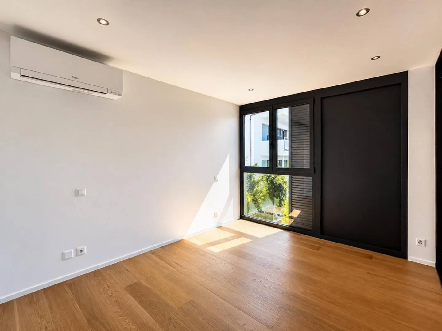 Modern penthouse with lake view in Locarno - Photo 6 of 17